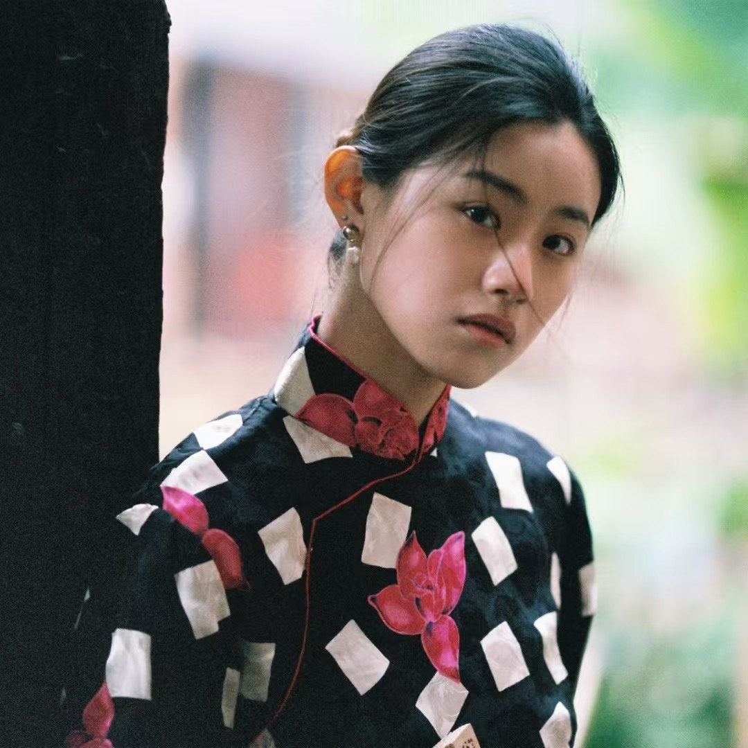 60年代 - 一品红梅映月华・古董港式旗袍・旧时芳华系列 / 1960s - Crimson Plum Blossom Under Moonlight: Vintage Hong Kong Qipao from the "Bygone Elegance" Collection