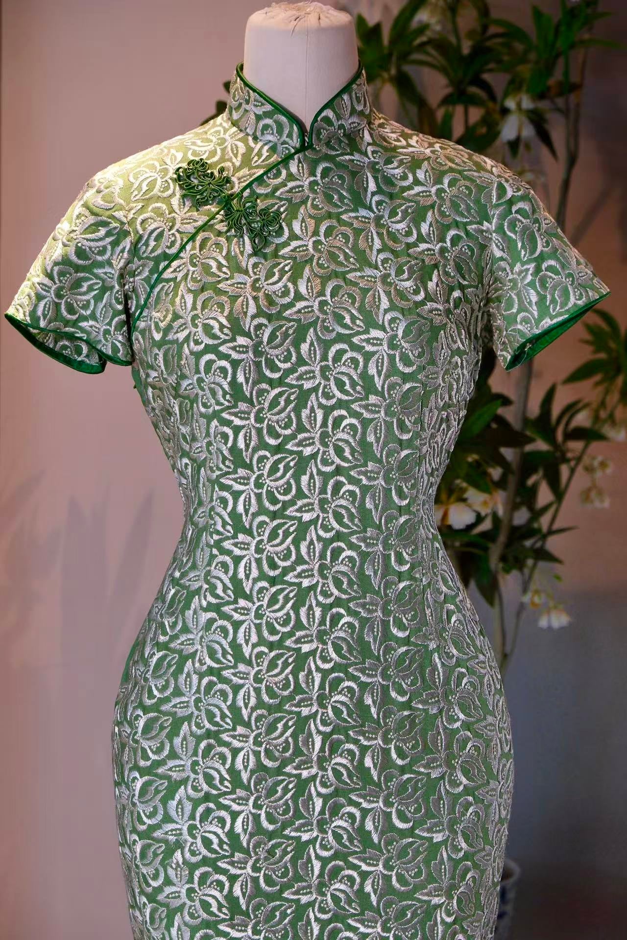 50年代 - 满机绣青瓷地嵌丝硬花扣古董港式旗袍 | 1950s - A Vintage 1950s Hong Kong Cheongsam with Full Machine Embroidery and Fitted Hard Buttons