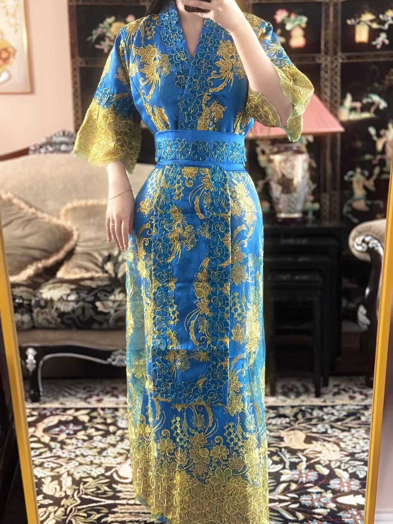 “金莲映月 · 邵氏遗珠” —— 六十年代宝蓝盘金绣莲蕾丝古董戏服 | "Gilded Lotus over Azure Seas" —— A 1960s Shaw Brothers Studio Archive: Bespoke Couching Embroidery & Lace Costume