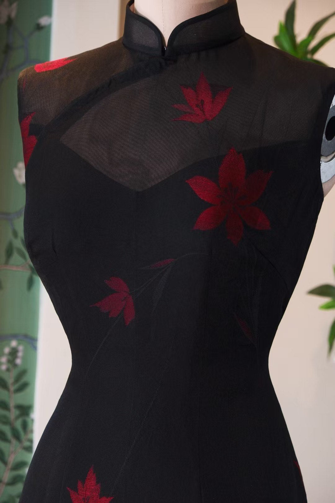 客定结缘 - 烟罗曳枫：红枫疏影透视无袖旗袍 | Customized Design- Crimson Trace: Black Qipao with Ruby Maple Appliqué and Illusion Netting