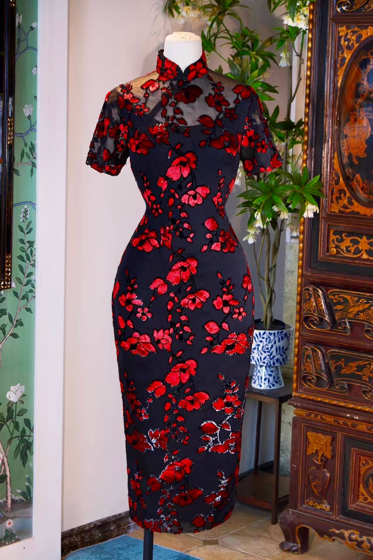 50年代 - 暗夜红莲·五十年代香港制黑金丝烧花丝绒镂空挖胸古董旗袍 | 1950s - Dark Night Red Lotus: A 1950s Hong Kong Vintage Burnout Velvet Cheongsam with Black Metallic Thread and Keyhole Cutout