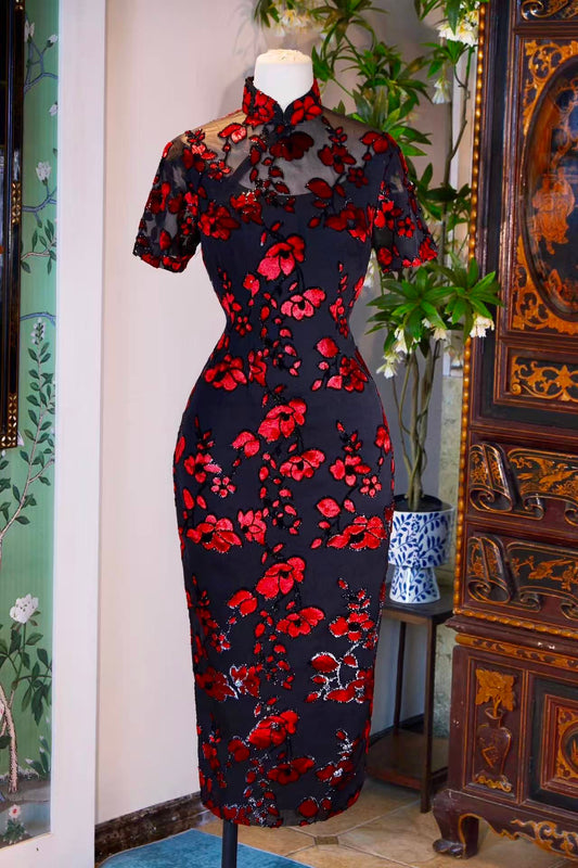 50年代 - 暗夜红莲·五十年代香港制黑金丝烧花丝绒镂空挖胸古董旗袍 | 1950s - Dark Night Red Lotus: A 1950s Hong Kong Vintage Burnout Velvet Cheongsam with Black Metallic Thread and Keyhole Cutout