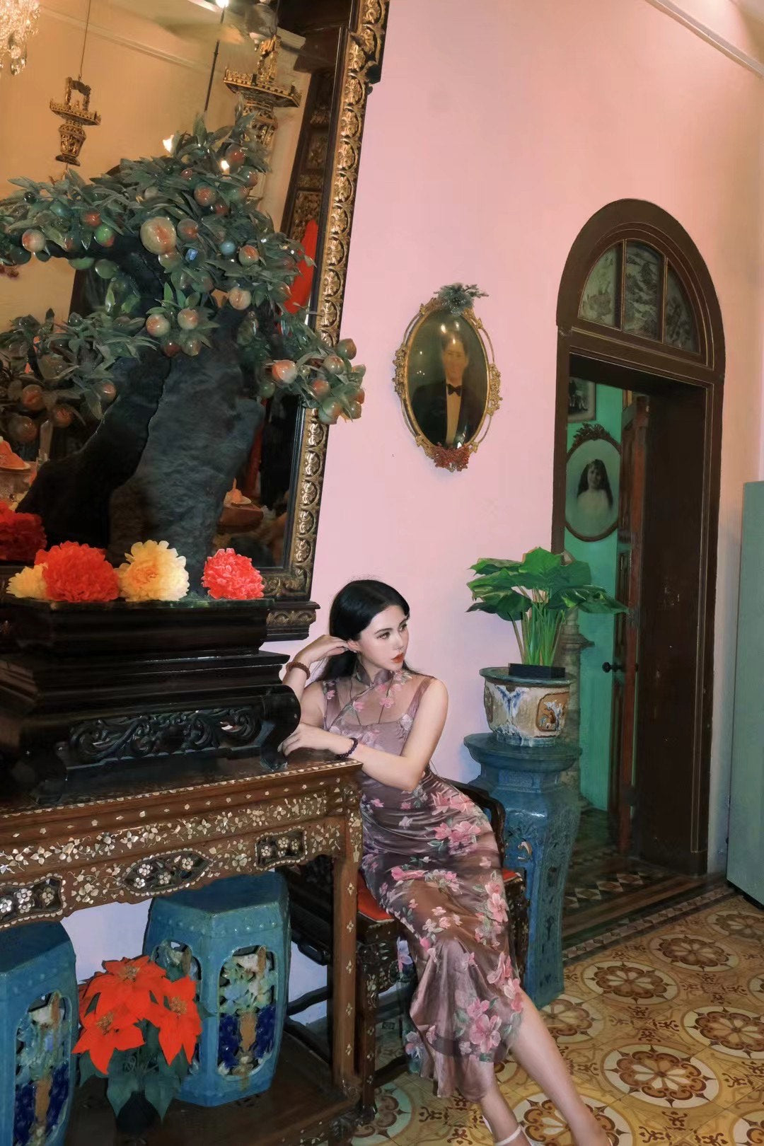 客定结缘 - Ruffo Coli 高定手工彩绘双层欧根纱无袖旗袍：《紫鸢花之恋》| Customized Design - Ruffo Coli Hand-Painted Haute Couture Double-Layer Organza Qipao: “Violet Iris Romance”