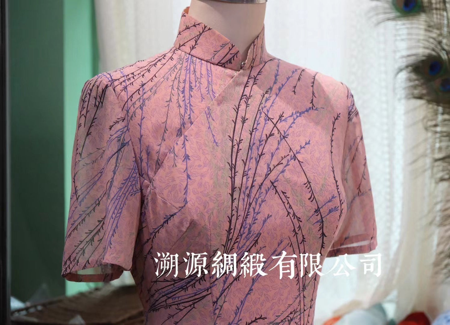 60年代 - 烟霞织梦·疏影斜：复古港工短袖柔粉古董旗袍 | 1960s - The Whispering Willow Cheongsam: Vintage Hong Kong Craft Pale Pink Short-Sleeve Qipao