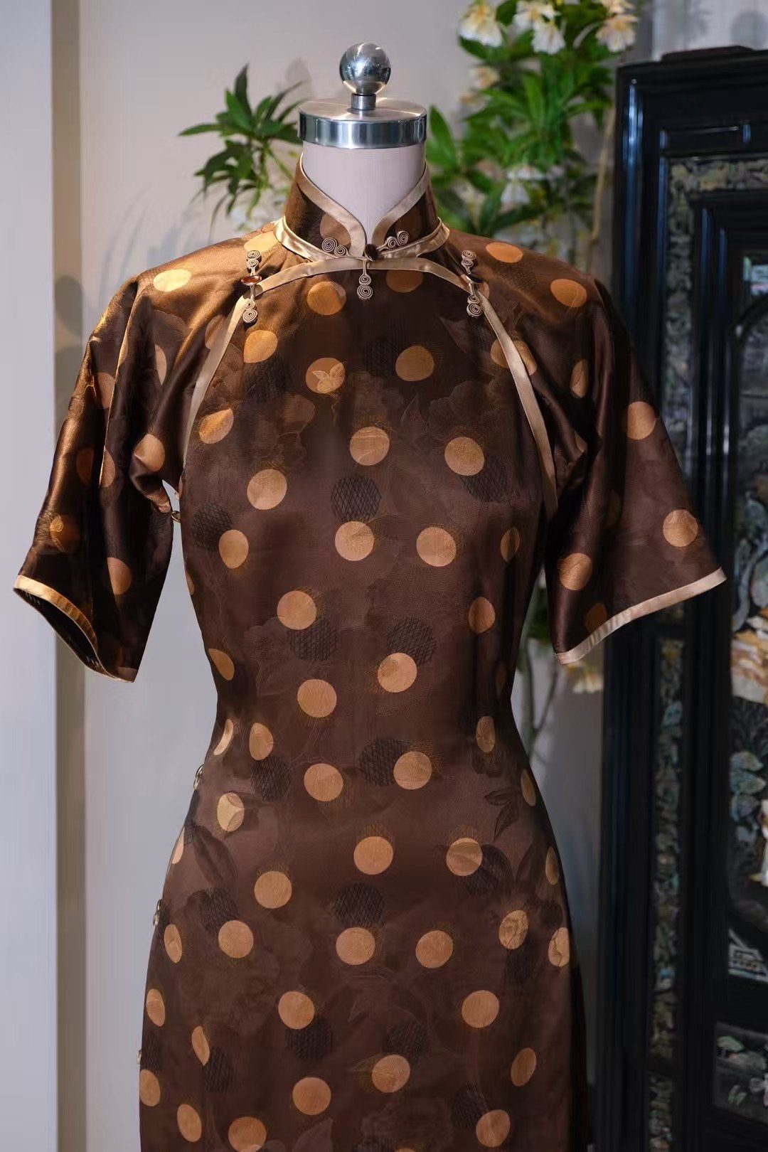 出售样衣 -《摩登茶韵·36姆米重缎牡丹提花波点香云纱旗袍》|  Sample Sale -《Modern Tea Ripple·The Polka Dot Qipao in 36 Momme Heavy Satin Peony Jacquard Mud Silk》