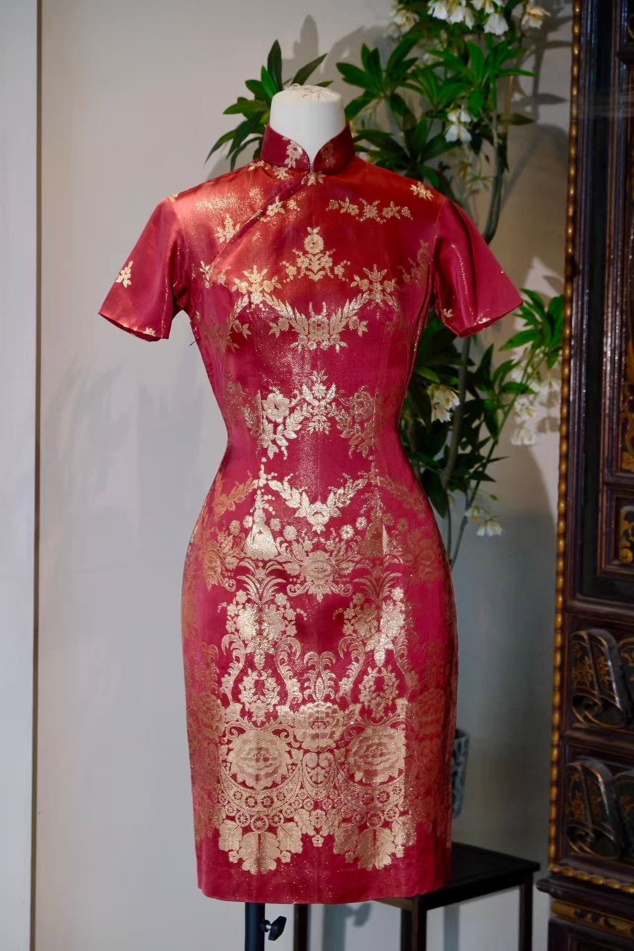 50年代 - 上世纪五十年代香港织金提花缎巴洛克旗袍 |  1950s - A Fifties Hong Kong Brocade Baroque Cheongsam (Qipao)