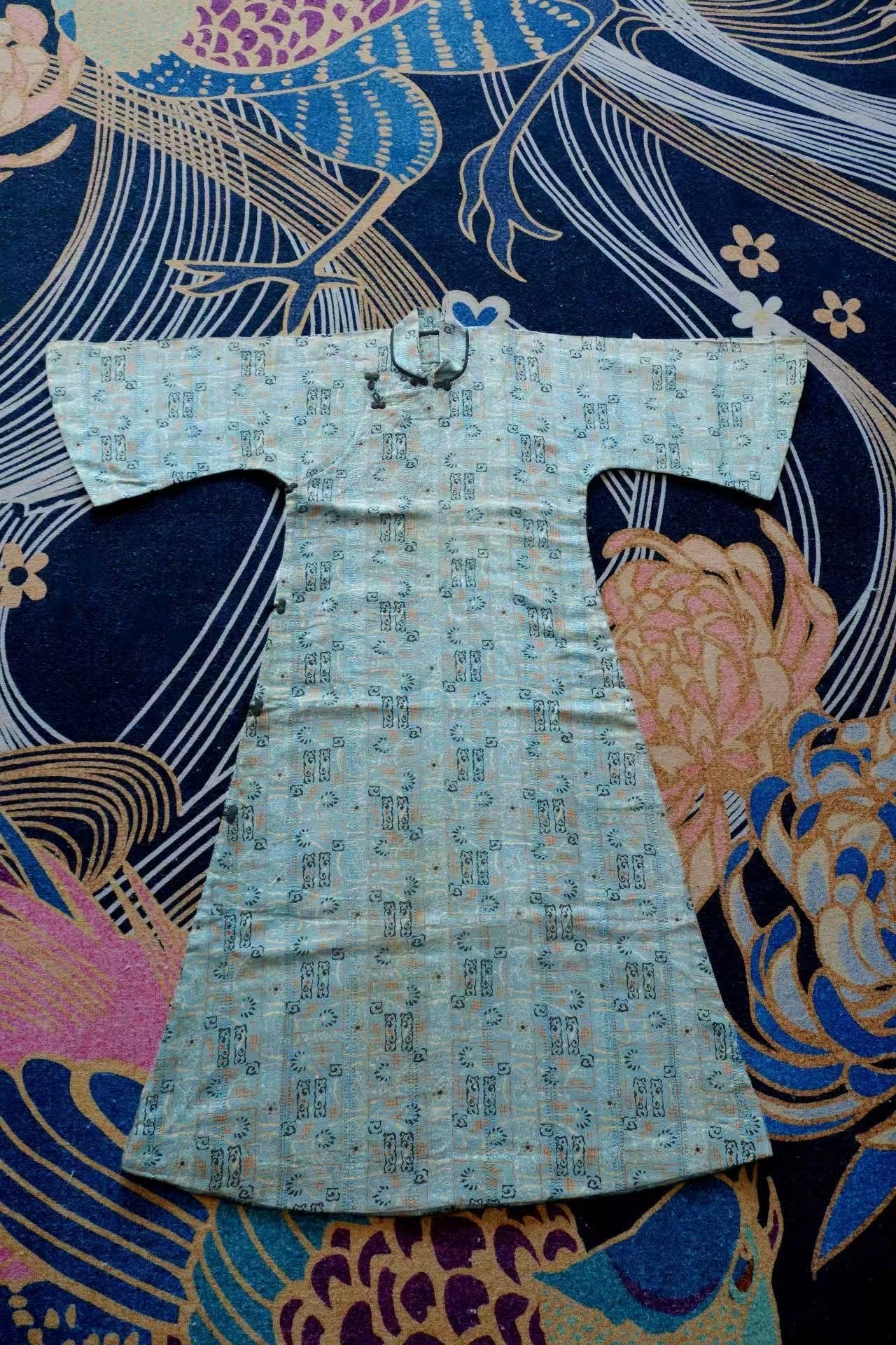 20年代 - 上世纪二十年代喷绘印花提花倒大袖古董旗袍 | 1920s - 1920s Antique Qipao with Spray-Print, Jacquard, and Bell Sleeves