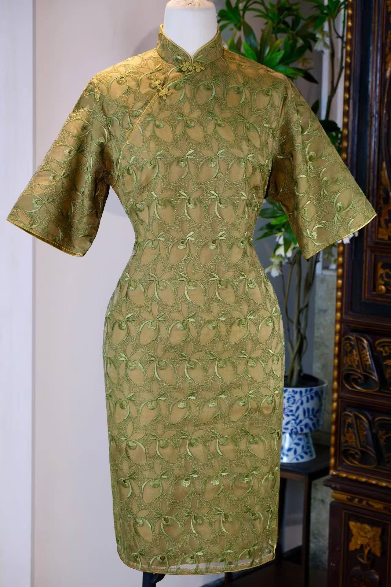 60年代 - 秋香兰心·六十年代香港蕾丝底立体刺绣折枝兰古董旗袍 | 1960s - Autumn Incense Orchid Heart: A 1960s Hong Kong Vintage Cheongsam with Lace Base, Three-Dimensional Embroidery, and Broken-Branch Orchid Motif