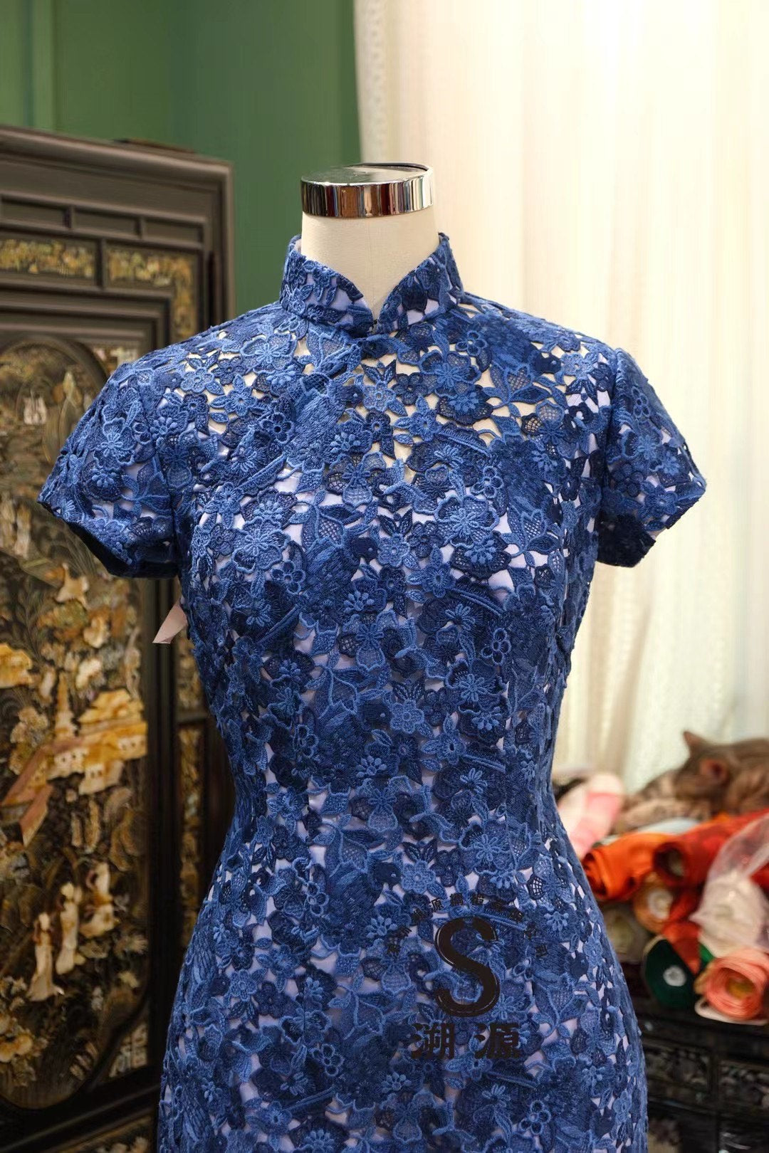 客定结缘 -【Valentino 致敬·午夜幽兰】深海靛蓝刺绣蕾丝旗袍 |  Customized Design - 【Valentino Homage · Midnight Ghost Orchid】Deep Indigo Embroidered Lace Qipao