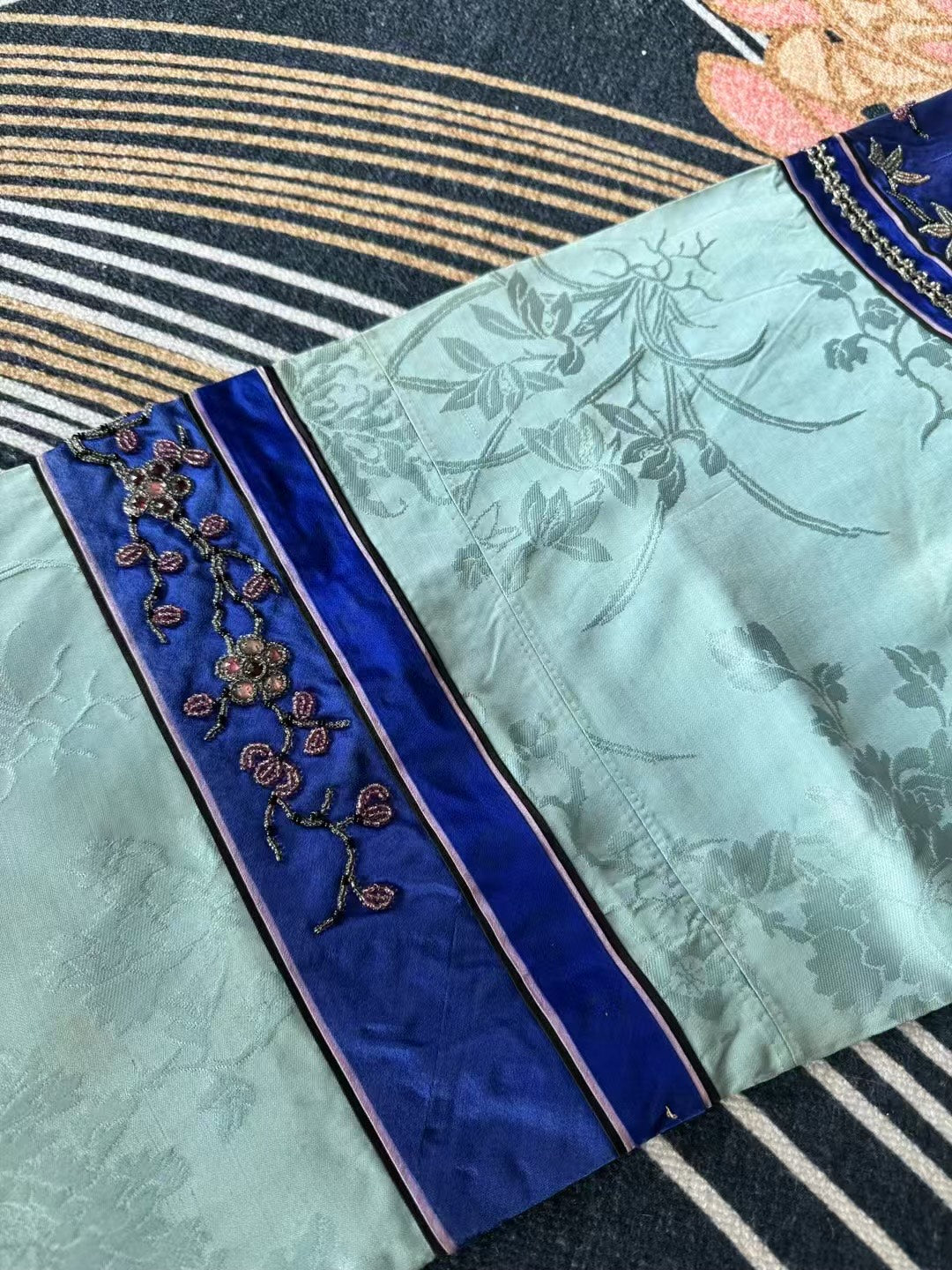 1880年代至1910年代 - 霽藍幽夢・暗紋海棠：一場穿越時光的清雅舊夢 | 1880s - 1910s - "Cerulean Whisper・Hidden Begonia": Late Qing Dynasty/Early Republic Mint Green Brocade Silk Jacket (Ao/Shan) with Embroidered Indigo Trim