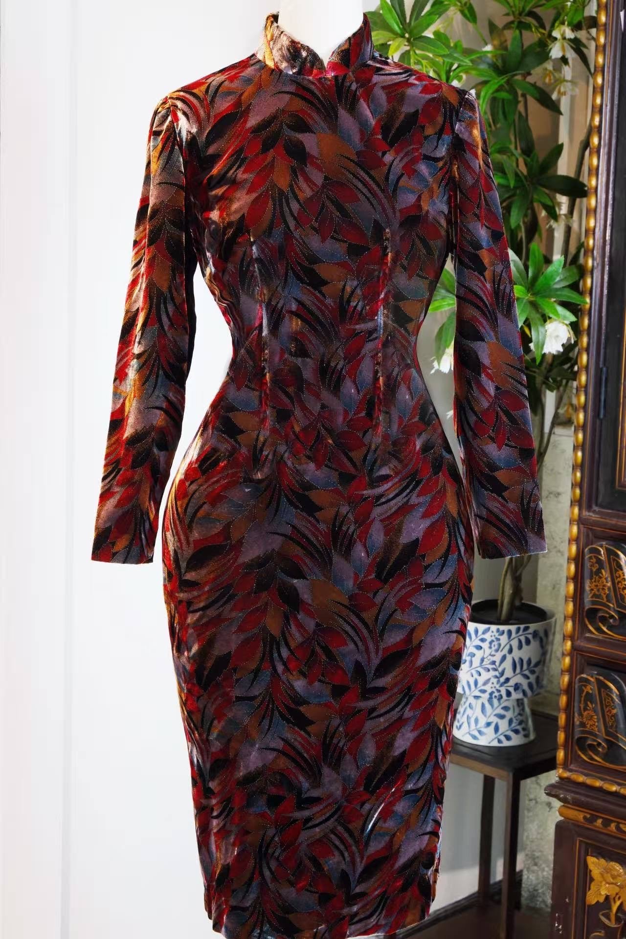 60年代- 丝绒手绘闪片旗袍：六十年代香港时装的鎏金记忆 | 1960s - Velvet Qipao with Hand-Painted Sequins: A Gilded Memory of 1960s Hong Kong Fashion