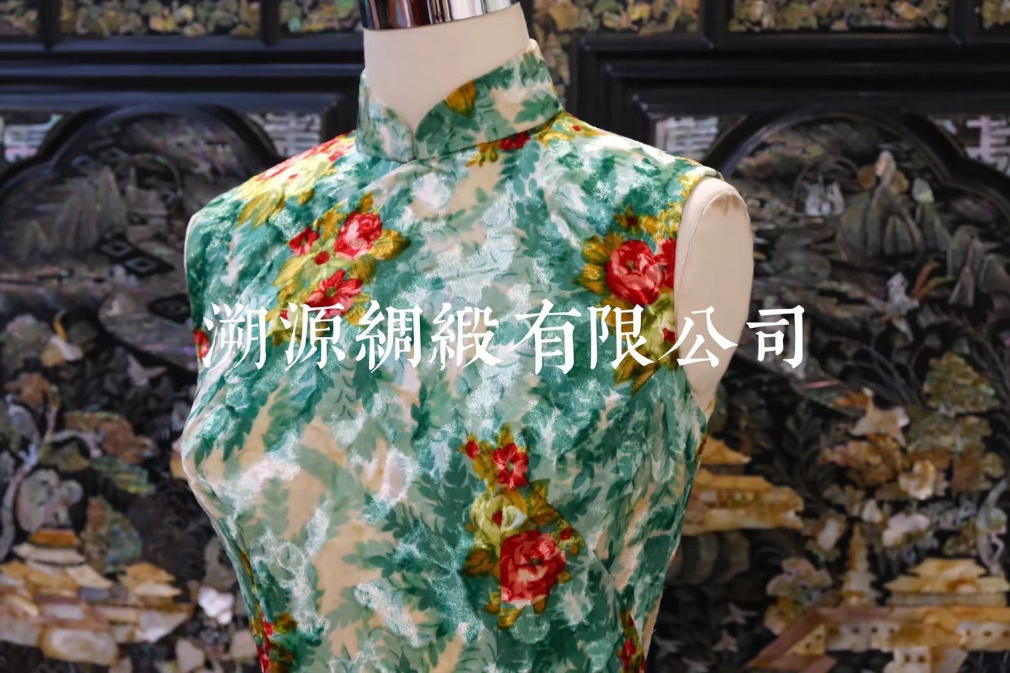 60年代 - 摩登珍藏：花样年华春风玉露翠绿红花烧花丝绒无袖港式旗袍 | 1960s - Mod Collection: Velvet Burnout Floral Sleeveless Qipao (Teal Green, Red & Gold)