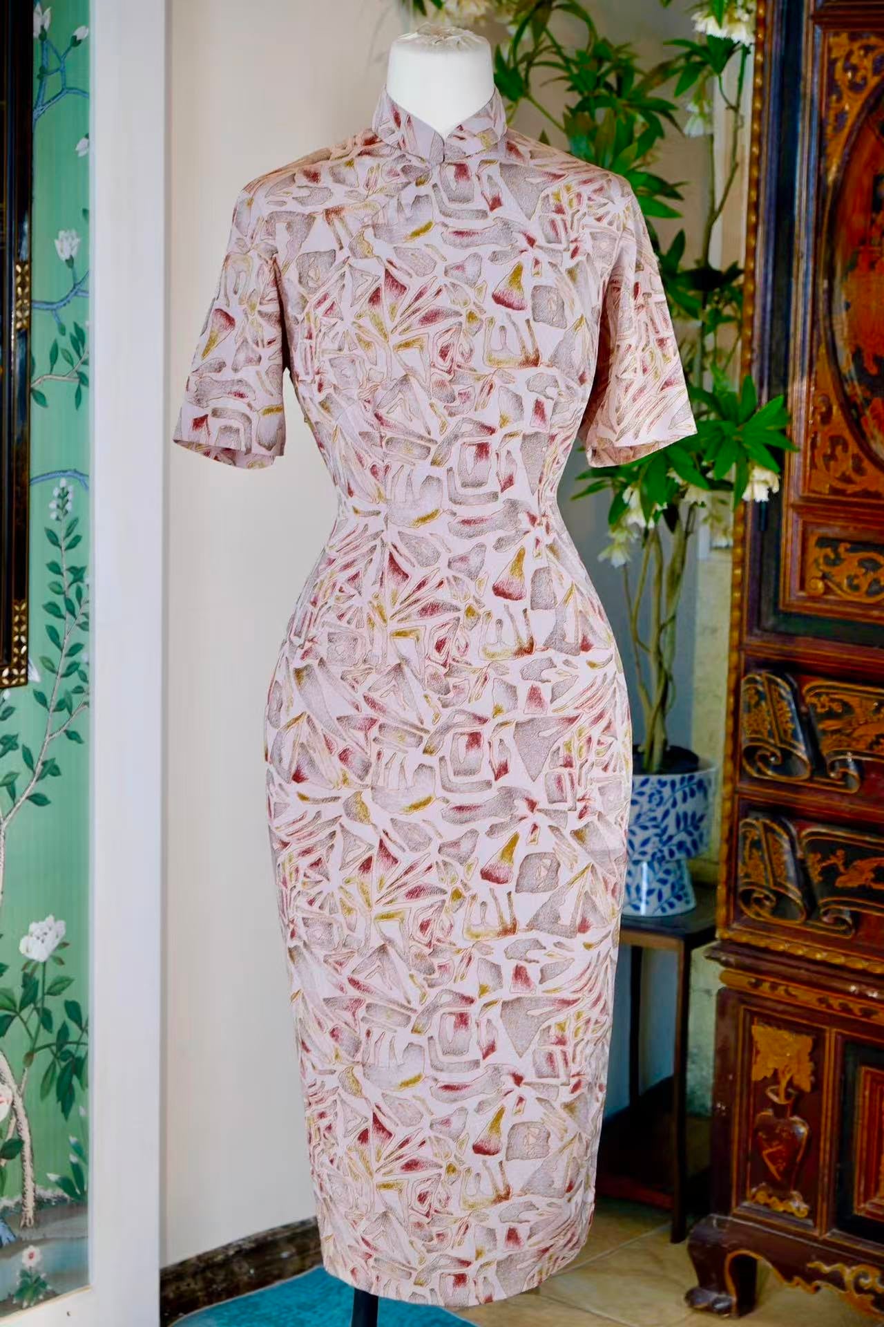 60年代 - 六十年代台湾风华：肌理绉纱“破碎琉璃”抽象几何印花古董旗袍 — 战后华人服饰的现代性实验与身体诗学 |  1960s - 1960s Taiwan Elegance: A Vintage Textured Crepe Cheongsam with "Shattered Stained-Glass" Abstract Geometric Print — A Specimen of Post-War Modernist Experimentation and Bodily Poetics