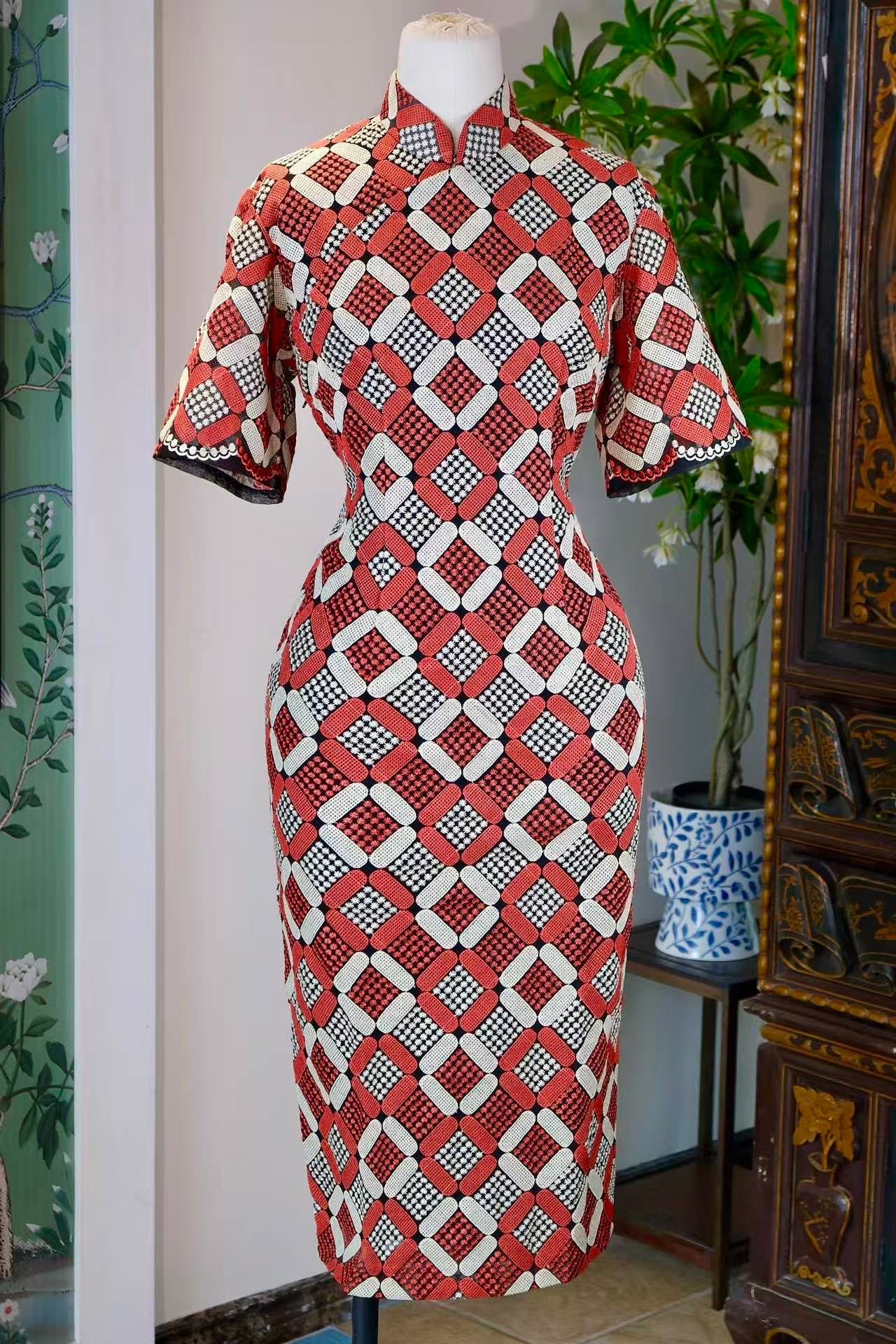 60年代 - 六十年代·几何绮梦台湾产机器绣花蕾丝古董旗袍 | 1960s - 1960s "Geometric Dream": Taiwanese Machine-Embroidered Lace Antique Qipao