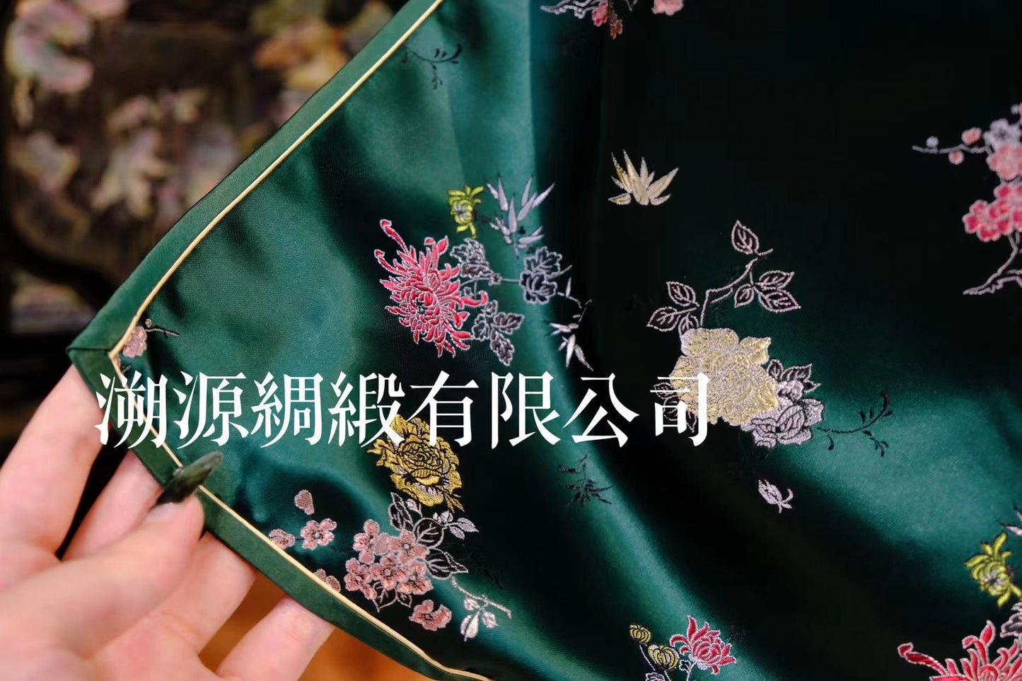 60年代 - 港式墨绿真丝织锦缎 梅兰竹菊团花 嵌丝硬花盘扣收腰中长款古董旗袍：【竹影凝翠】| 1960s - Hong Kong Style Dark Green Silk Brocade Qipao with Plum, Orchid, Bamboo, Chrysanthemum Motif, Hard-Woven Knot Buttons, Fitted Mid-Length Antique Style: "Bamboo Shadow, Jade Green"