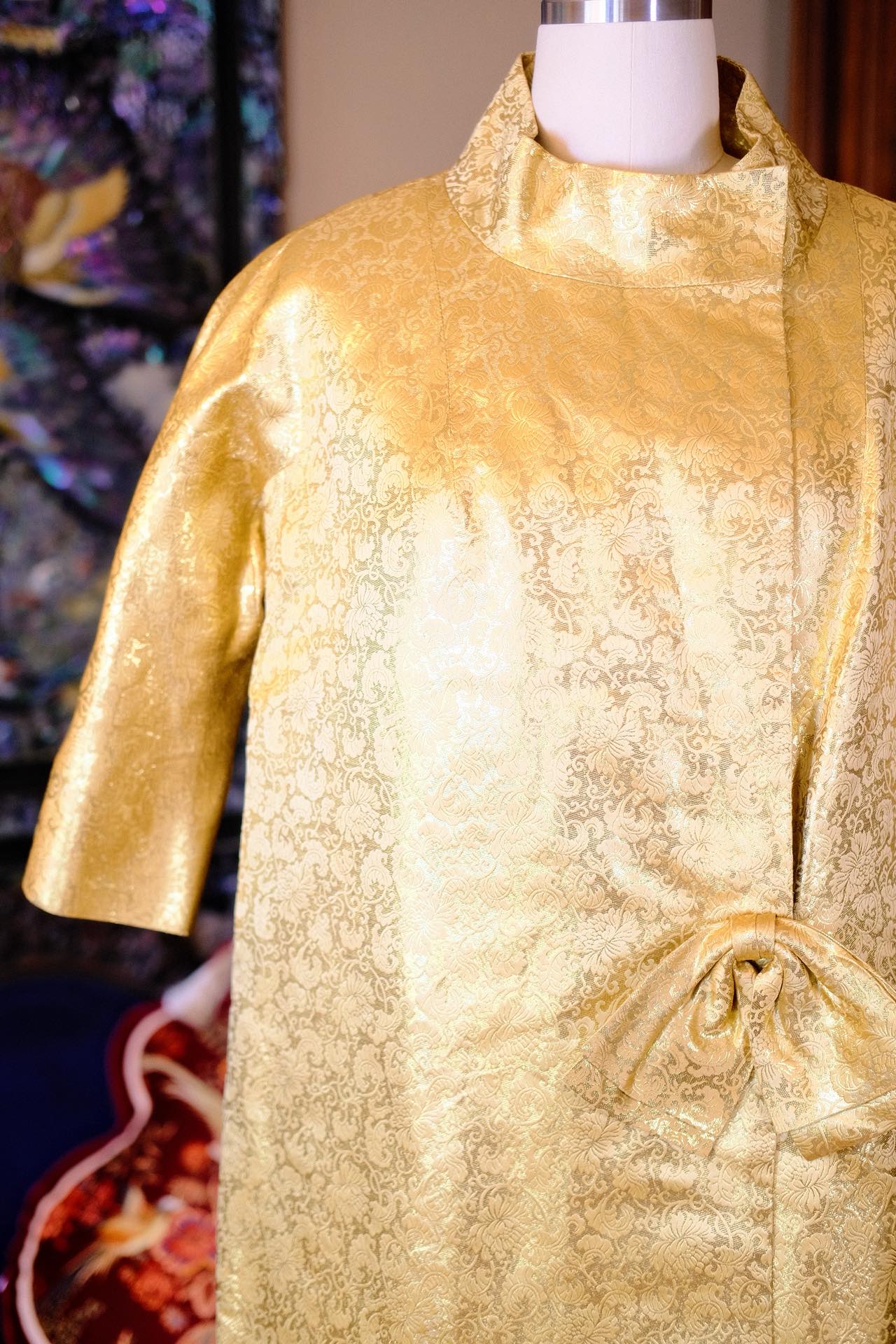 六十年代意大利织金提花三件套：Woo女士的黄金时代华章 | 1960s Italian Gold-Weft Jacquard Three-Piece Set: Ms. Woo’s Anthem of the Gilded Era