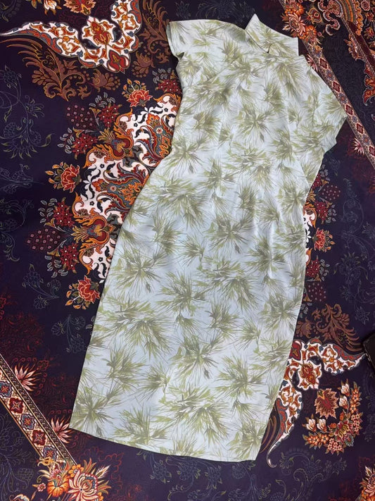 50年代 - 玉露凝香·浅青底翠竹叶纹短袖旗袍 | 1950s - Jade Dew Fragrance: Pale Green Silk Qipao with Emerald Bamboo Leaf Pattern (Short-Sleeved)