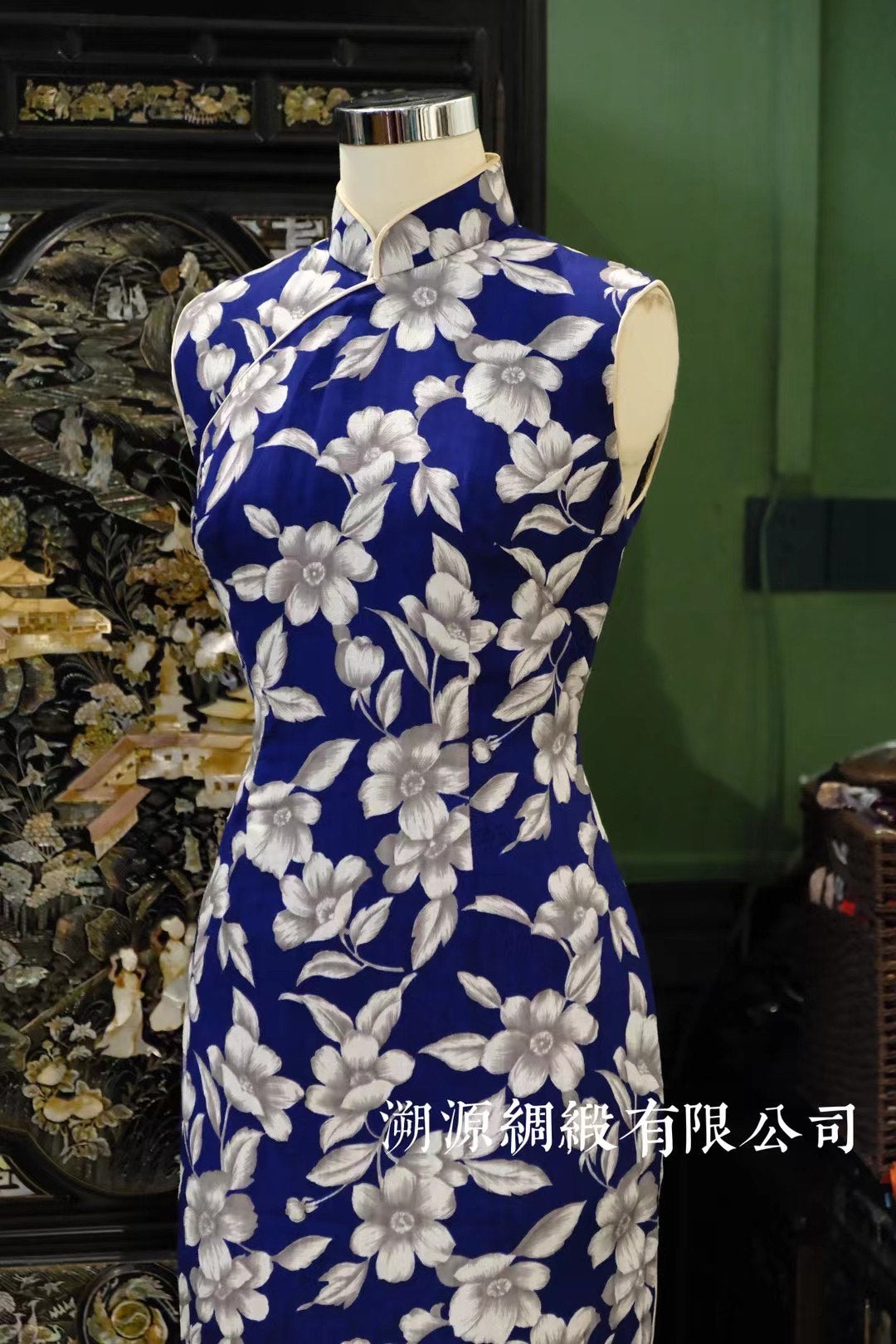 60年代 - 深海花影·摩登对比：宝蓝色写意无袖古董旗袍 | 1960s - The Midnight Bloom Cheongsam: Royal Blue Contrast Sleeveless Qipao