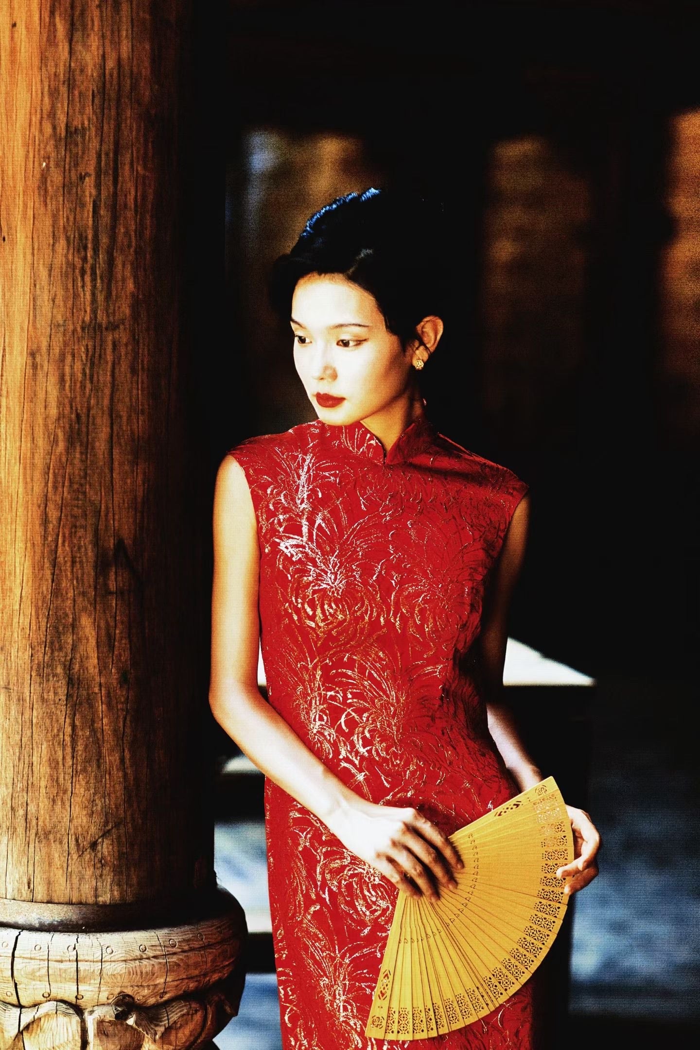 60年代 - 歌后风华・织金烟花缎面曳地・梁萍女士同款古董老旗袍 / 1960s - Diva's Splendor: Brocade Fireworks Satin Trail Qipao — As Worn by Legendary Singer Liang Ping