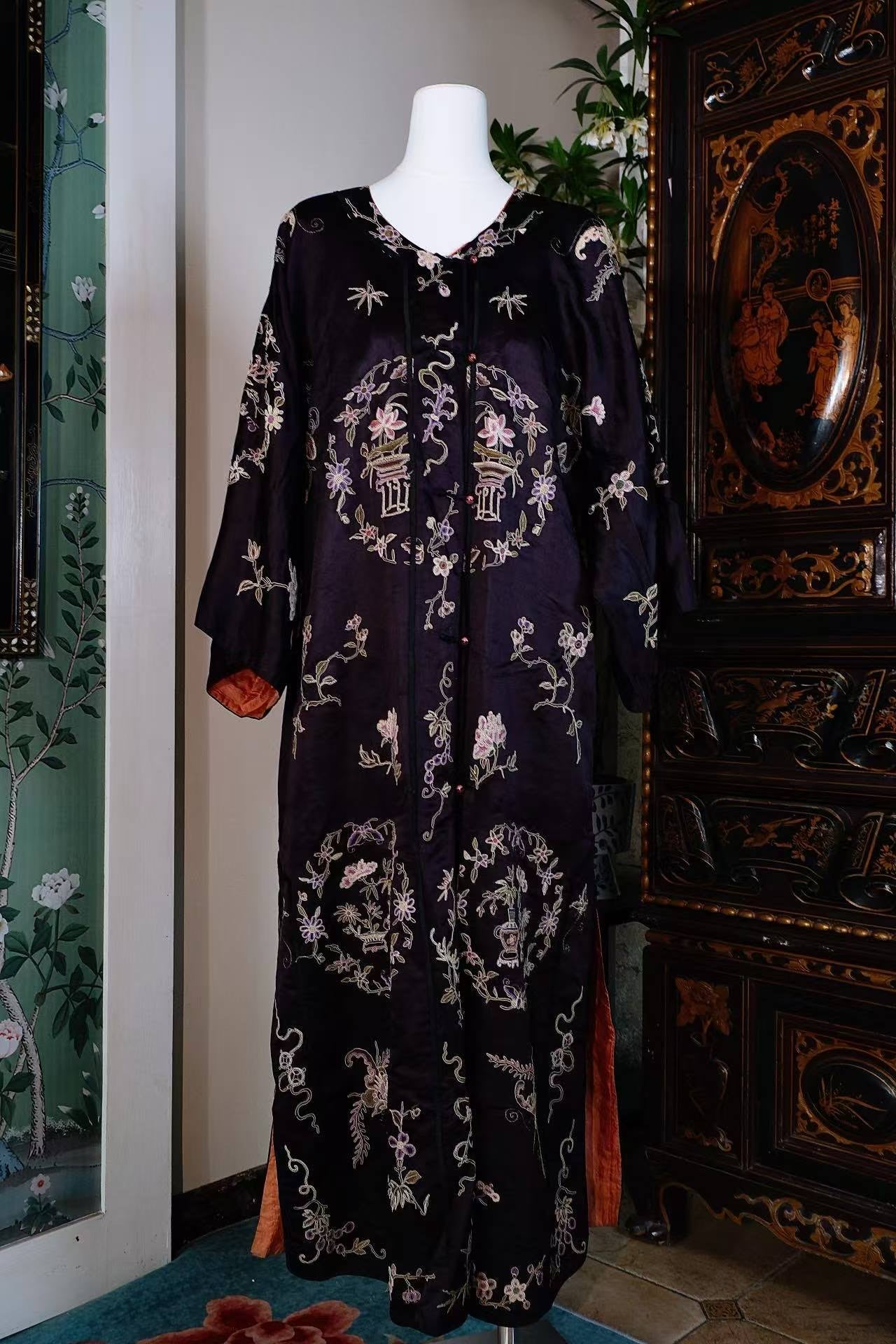 清末民初 -  黑缎打籽绣八团花篮纹氅衣：汉族女性服饰艺术的巅峰之作 | 1910s - Black Satin Surcoat with "Seed Stitch" Eight-Medallion Flower Basket Motif: A Masterpiece of Han Elite Elegance