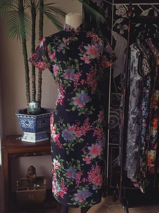 50年代 -【午夜甜心・海派风华】黑底浓郁粉黛印花轻薄雪纺短袖日常旗袍 | 1950s - 【Midnight Sweetheart・Shanghai Glamour】Black Base Rich Pink Floral Print Lightweight Chiffon Short Sleeve Everyday Qipao