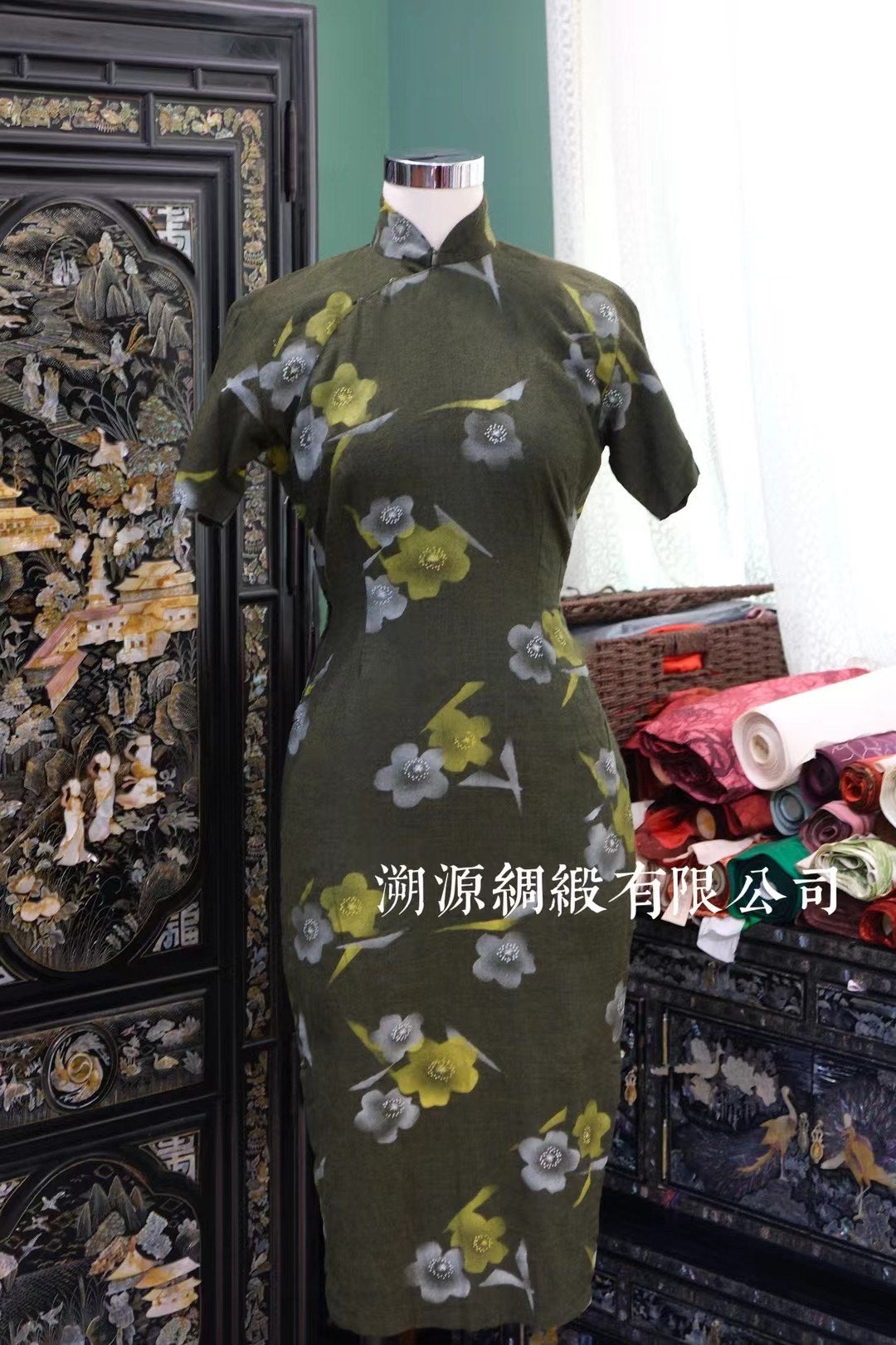 50年代 - 典雅墨绿花影修身短袖旗袍 | 1950s - Elegant Dark Green Floral Silhouette Slim-Fit Short-Sleeve Qipao