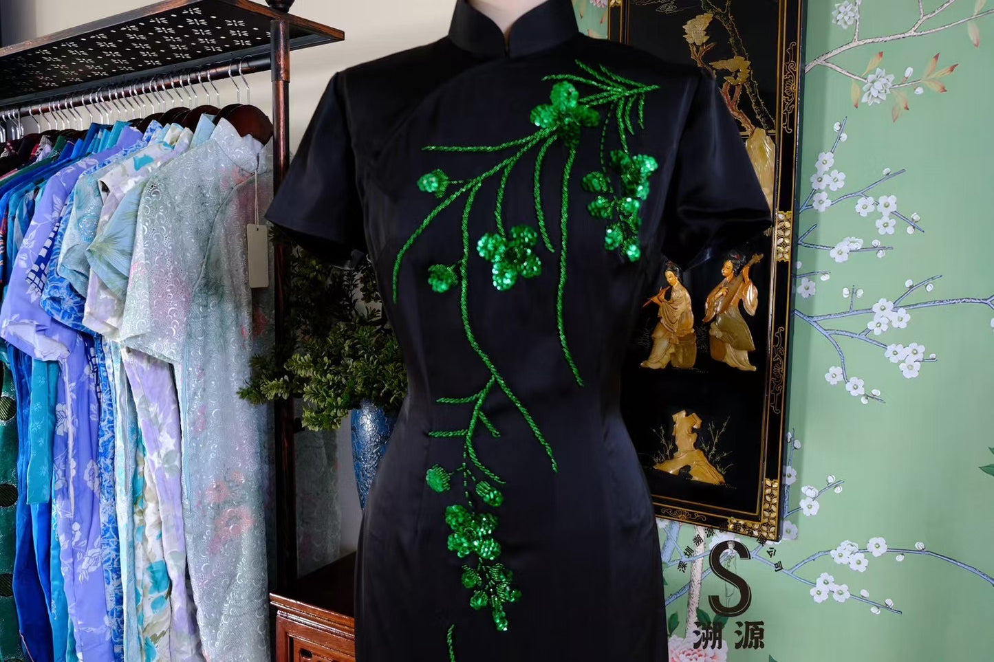 客订结缘 - 墨玉翠藤•黑缎祖母绿亮片刺绣短袖旗袍 |  Customized Design - Emerald Vine: Black Satin Cheongsam with Emerald Sequin & Beaded Embroidery
