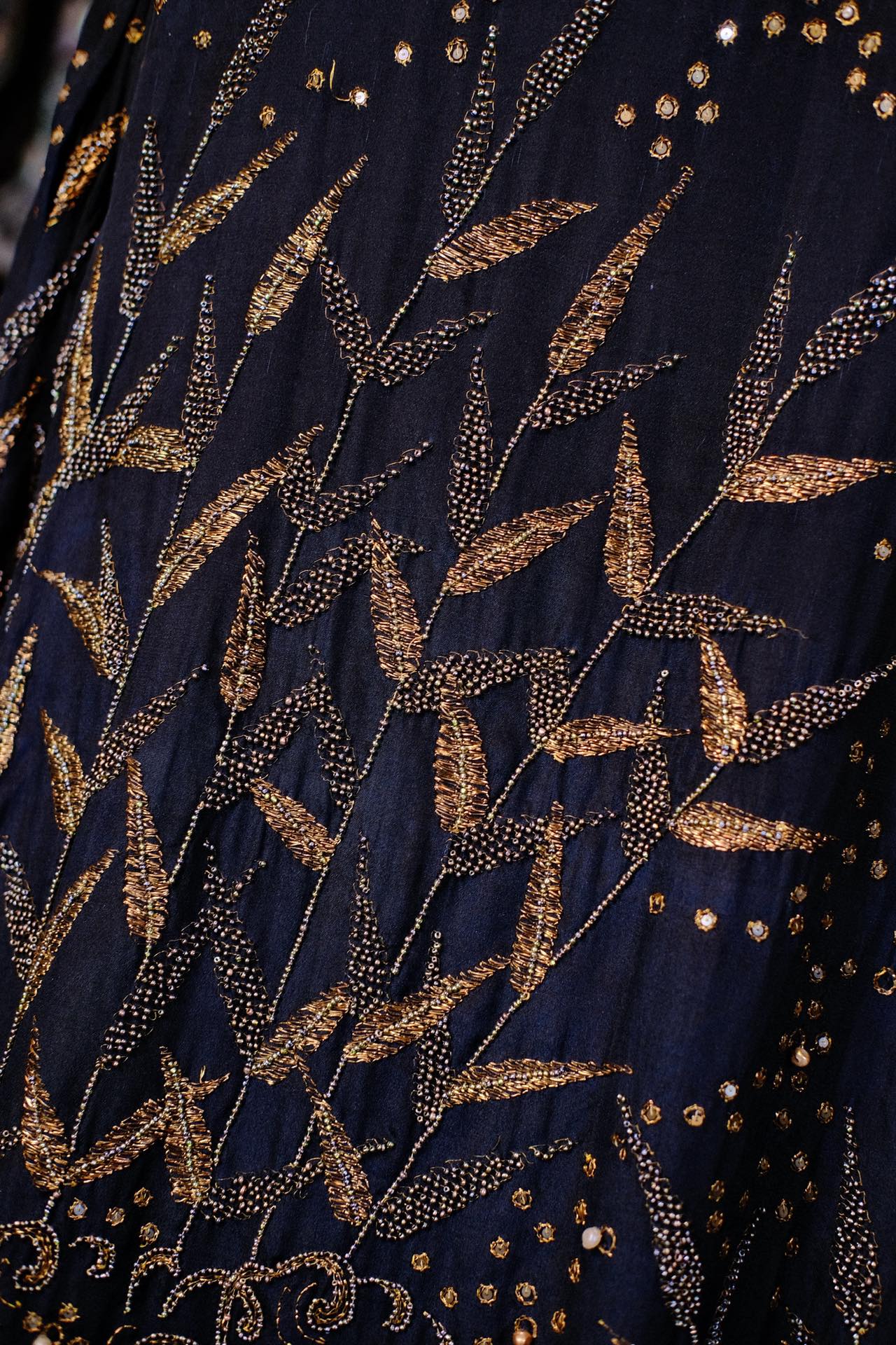 星夜流金：民国二十年代真丝法绣古董裙的“东西合璧” | Gilded Starry Night: An East-West Fusion of a 1920s Silk French-Embroidered Antique Dress