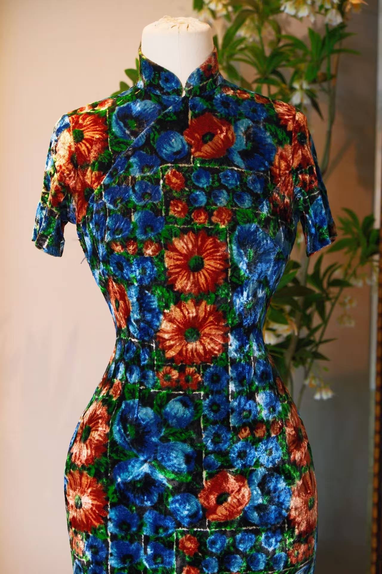 60年代 - 手绘水彩装饰艺术金丝绒台湾产古董旗袍 | 1960s - A Vintage 1960s Taiwanese Cheongsam in Hand-Painted Art Deco Velvet