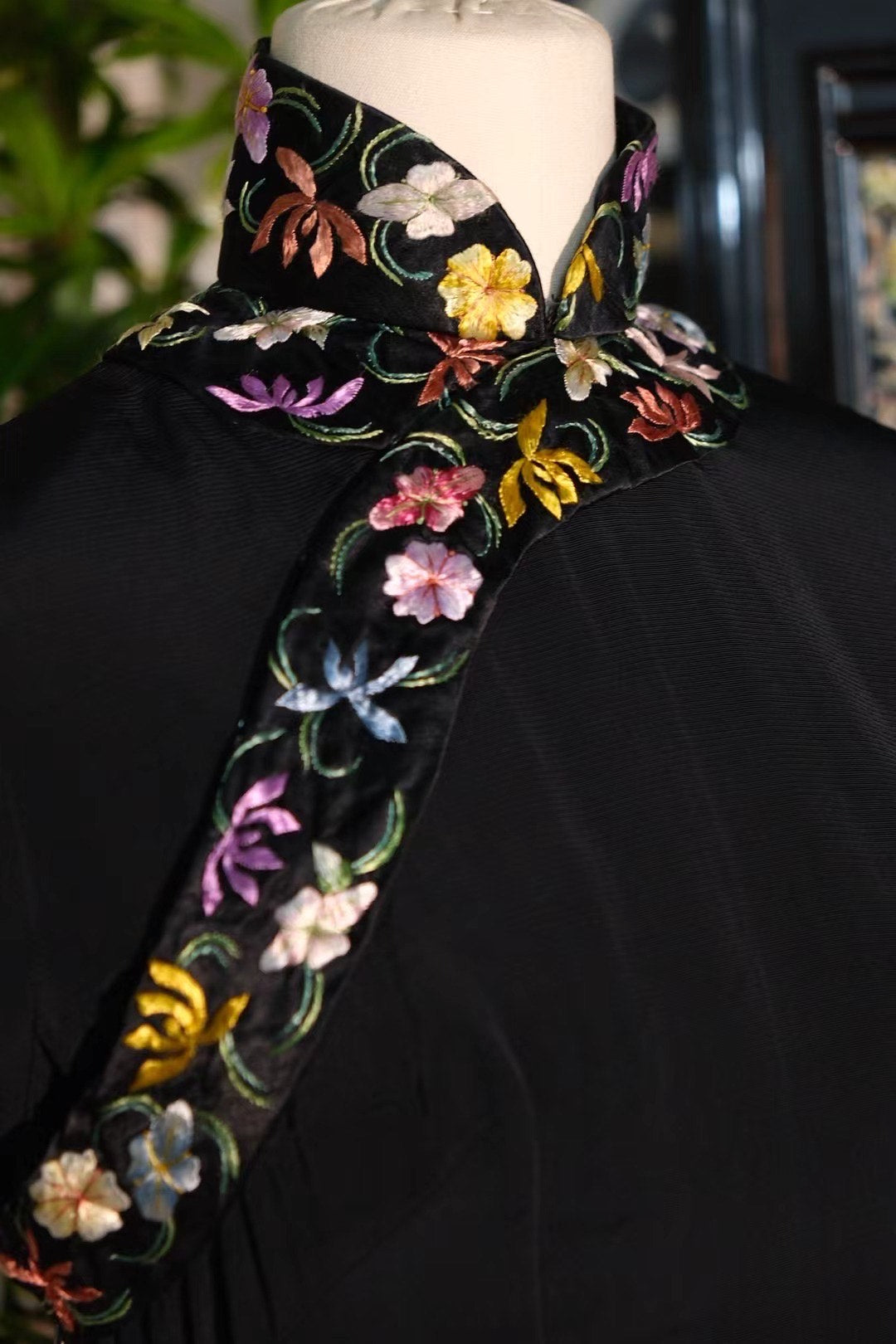 50年代 - 墨色莊重・彩色蘇繡・絲絨寬绲・立體三角腰精品老旗袍 / 1950s - Solemn Ink - Vibrant Suzhou Embroidery - Wide Velvet Trim - Structured Triangle Waist Antique Qipao