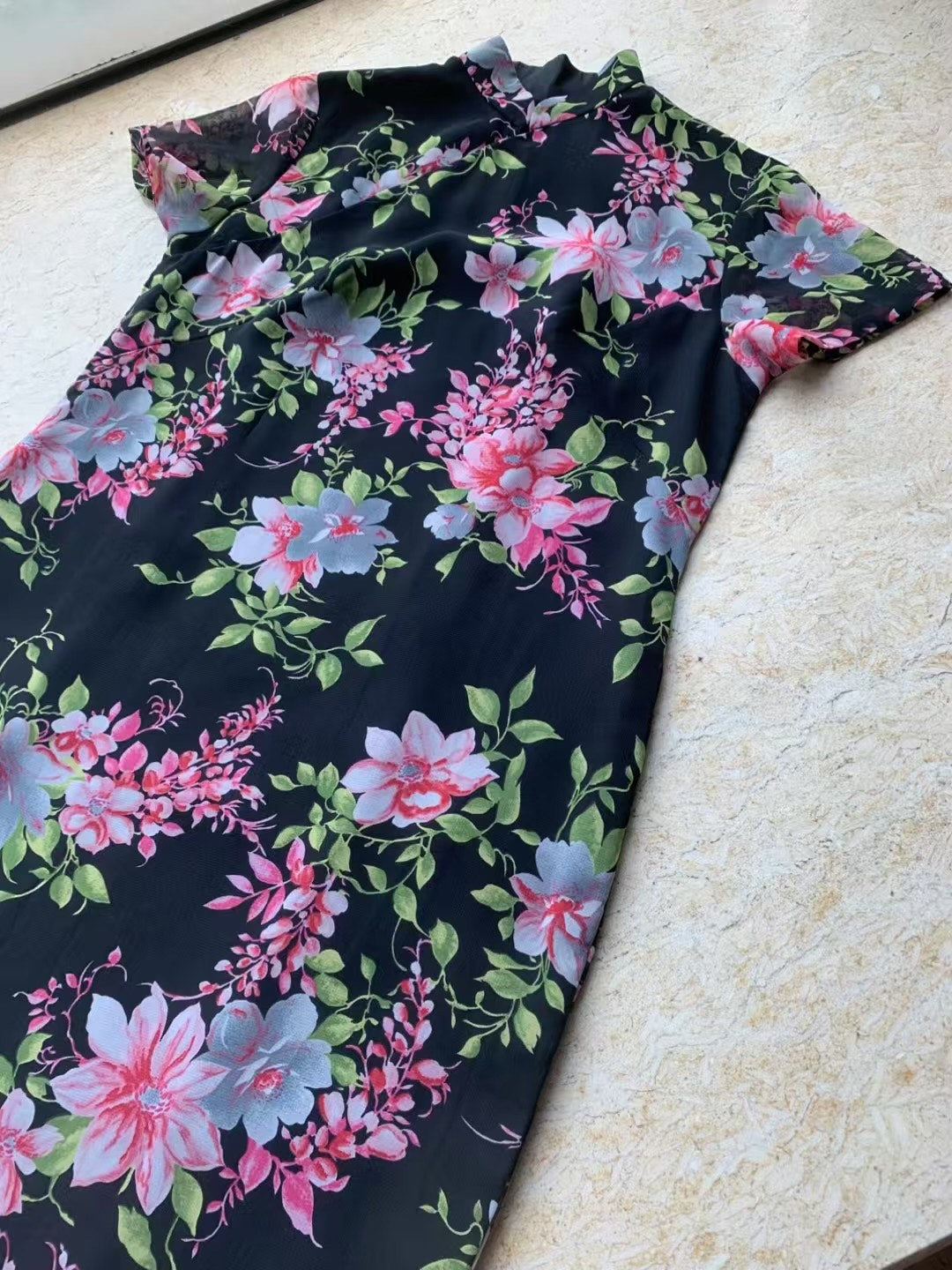 50年代 -【午夜甜心・海派风华】黑底浓郁粉黛印花轻薄雪纺短袖日常旗袍 | 1950s - 【Midnight Sweetheart・Shanghai Glamour】Black Base Rich Pink Floral Print Lightweight Chiffon Short Sleeve Everyday Qipao
