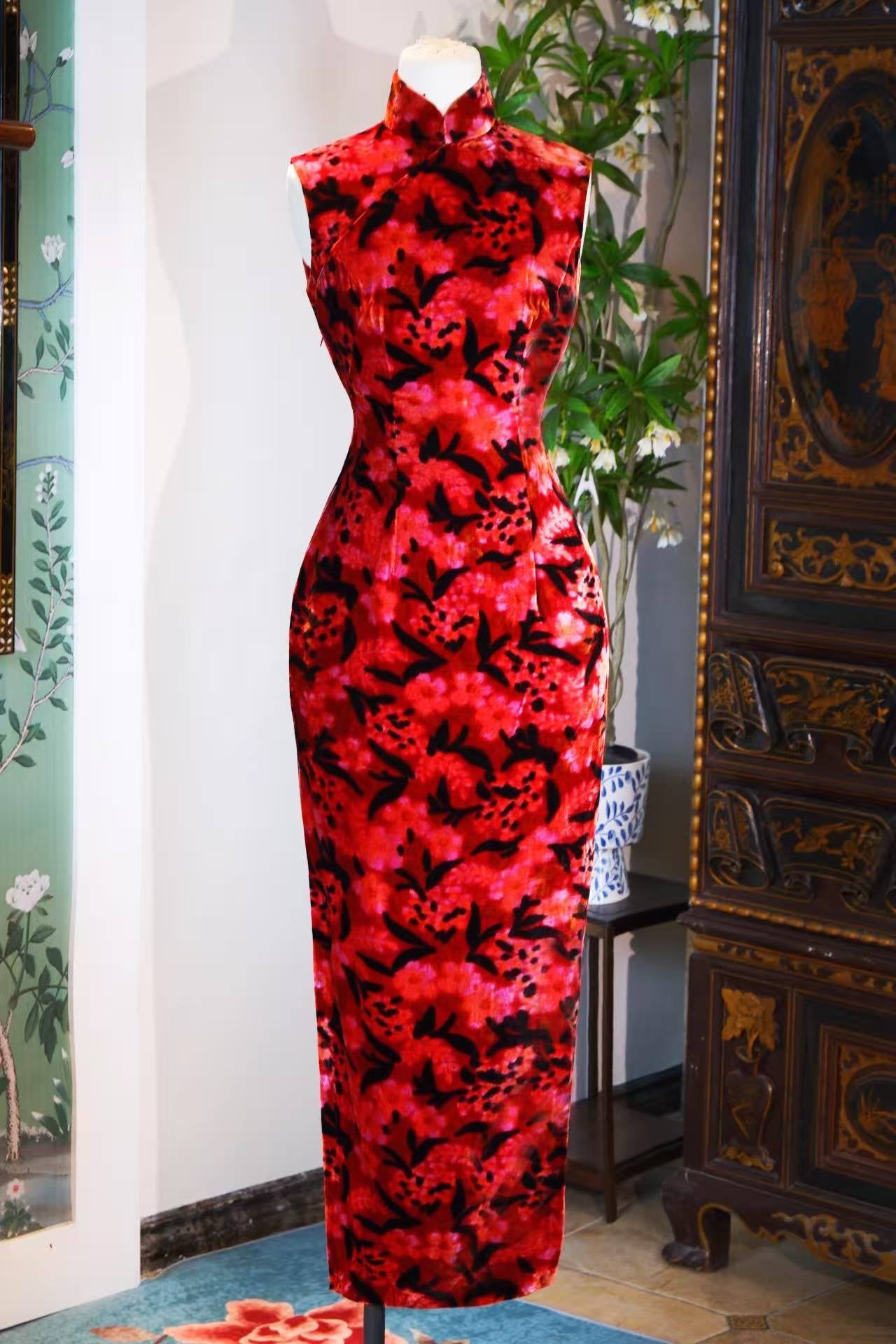 60年代 - 烬染朱华：台湾金丝绒印花旗袍的视觉诗学 | 1960s - The Cinder-Dyed Crimson Bloom: The Visual Poetics of a Vintage Taiwanese Velvet Print Cheongsam