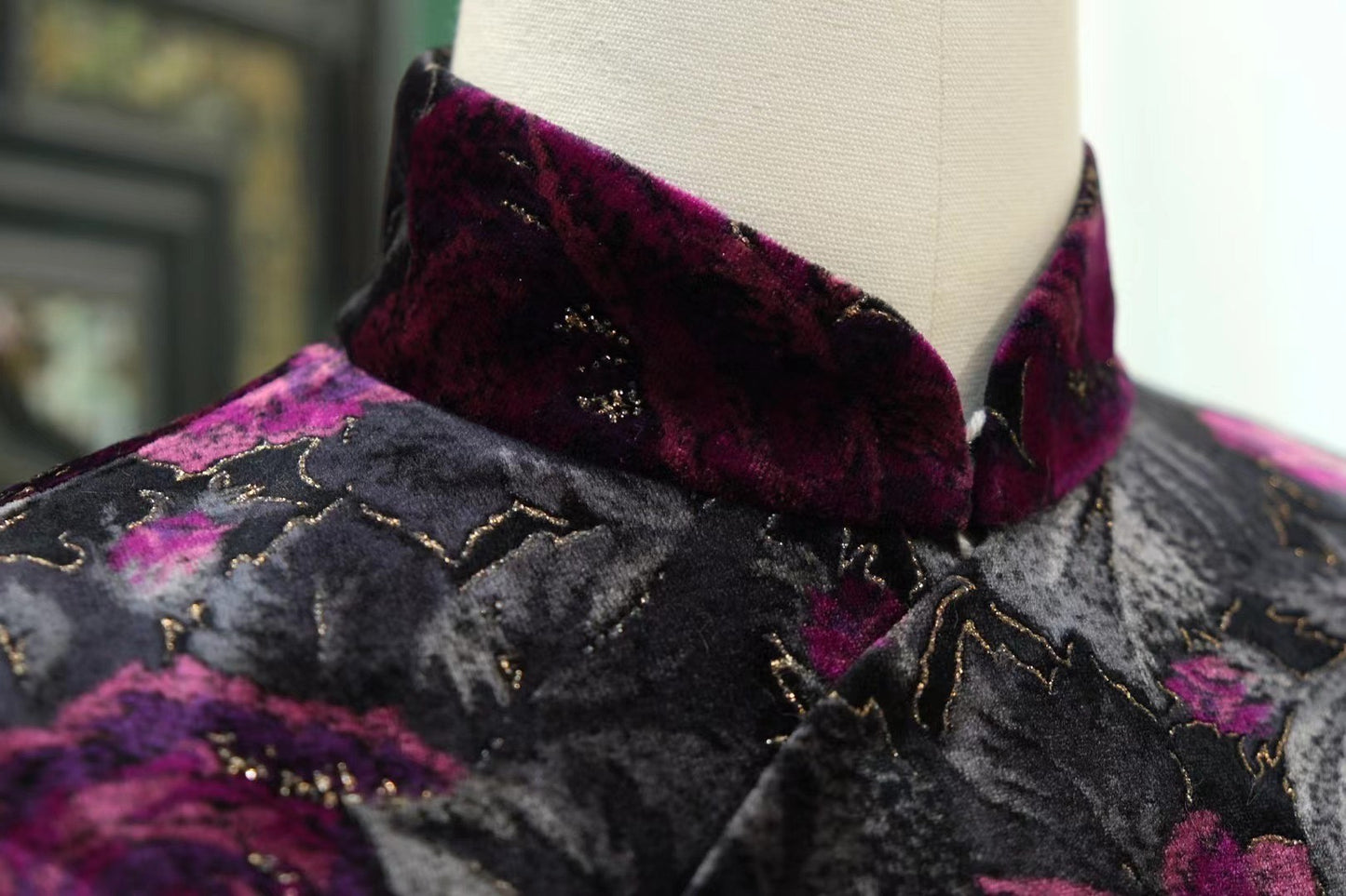 60年代 - 老上海风情：紫黑撞色丝绒浮雕金丝玫瑰无袖古董旗袍 | 1960s - Old Shanghai Opulence: Plum & Black Contrasting Velvet Gold-Thread Raised Rose Sleeveless Vintage Qipao/Cheongsam