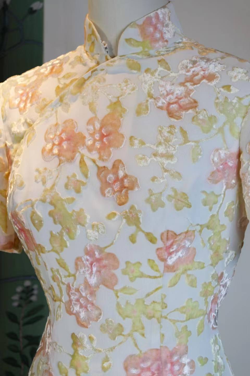 60年代 - 六十年代烧花丝绒手绘晕染台湾产古董旗袍 | 1960s - 1960s Taiwanese Antique Qipao: Burn-out Velvet with Hand-Painted Gradient