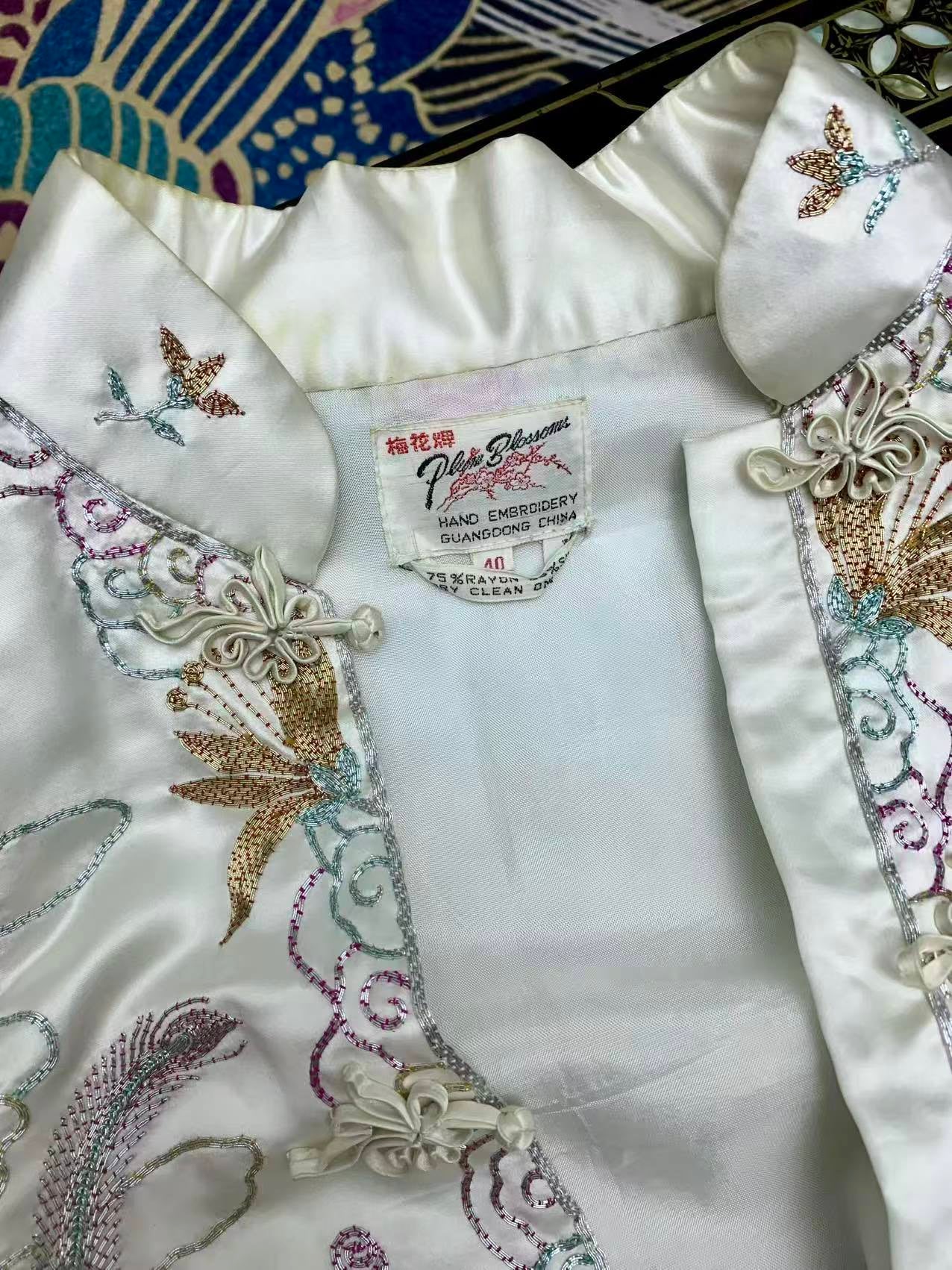 50年代 - 五十年代梅花牌龙凤呈祥旗袍短褂套装：粤绣盘金绣技艺与东方美学的古董遗珍 | 1950s - 1950s "Plum Blossom" Brand Dragon &amp; Phoenix Suit: An Archival Treasure of Yue Embroidery and Oriental Aesthetics