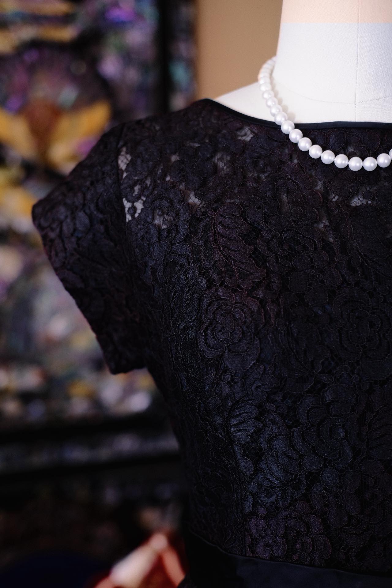 五十年代法式蕾丝连衣裙：把塞纳河畔的优雅穿在身上 | 1950s French Lace Maxi Dress: Wearing Parisian Elegance Formed Along the Seine