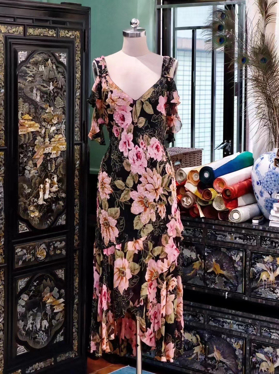 Vintage钉珠礼服： 暗夜花神——斜裁工艺打造黑底粉花露肩长裙 | Vintage Beaded Dress： Goddess of the Dark Bloom — Bias-Cut Black Chiffon Gown with Pink Floral Print and Cold-Shoulder Ruffles