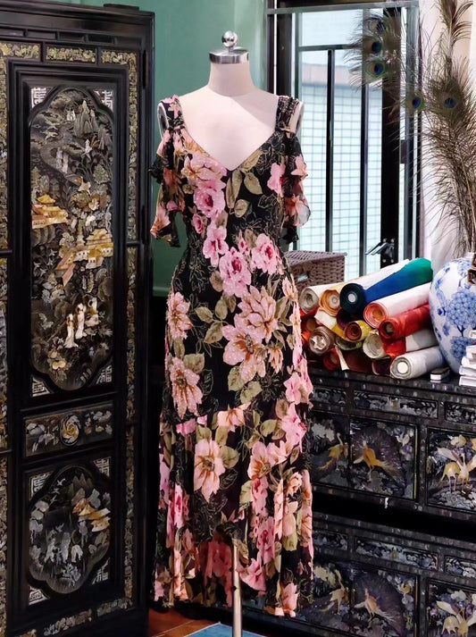 Vintage钉珠礼服： 暗夜花神——斜裁工艺打造黑底粉花露肩长裙 | Vintage Beaded Dress： Goddess of the Dark Bloom — Bias-Cut Black Chiffon Gown with Pink Floral Print and Cold-Shoulder Ruffles