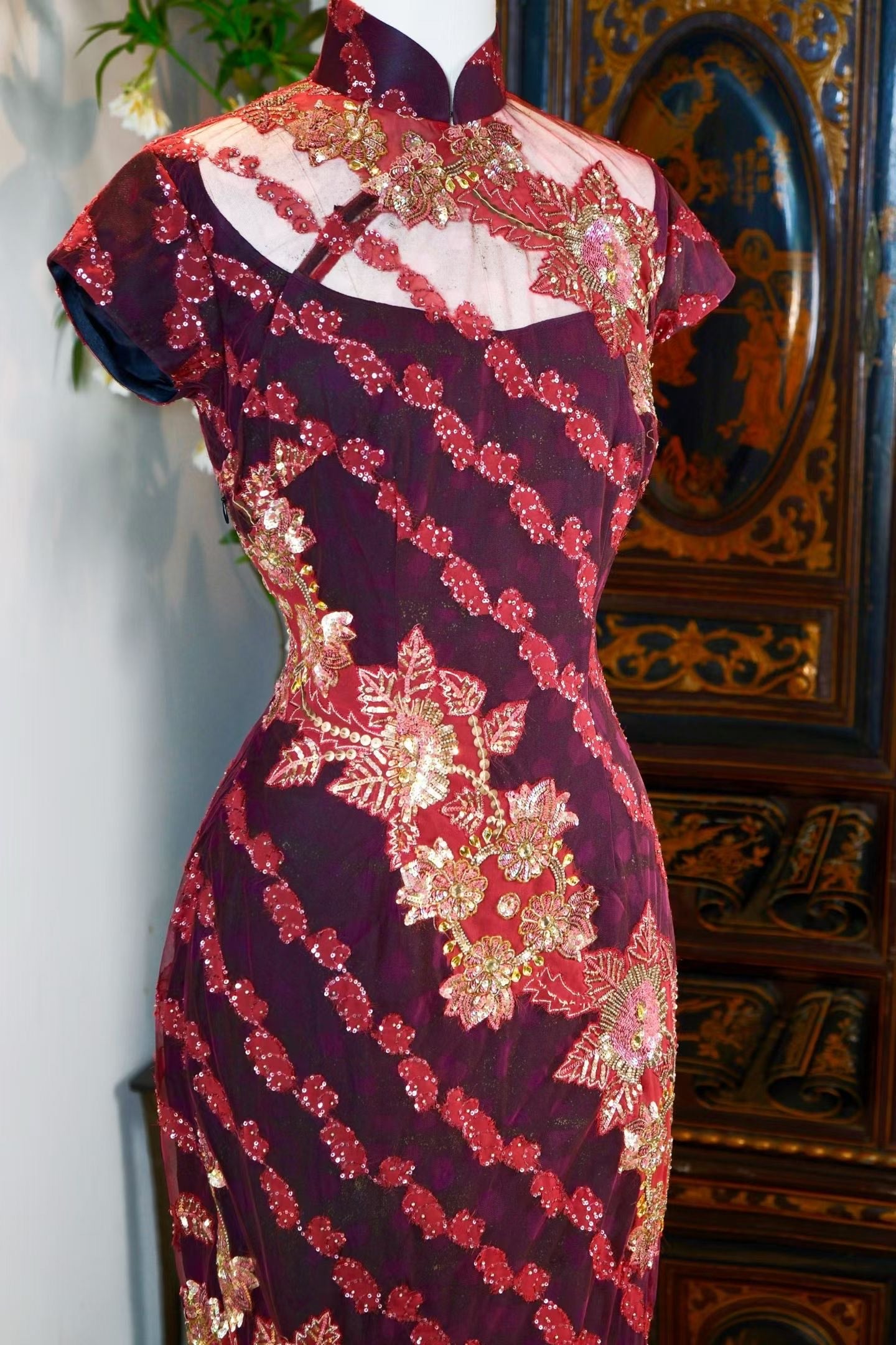 客定结缘 -《幻境之光》：私人高级定制透视领亮片蕾丝礼服旗袍 | Customized Design - "The Light of Illusions": A Bespoke Illusion-Neckline Sequined Lace Gown Qipao