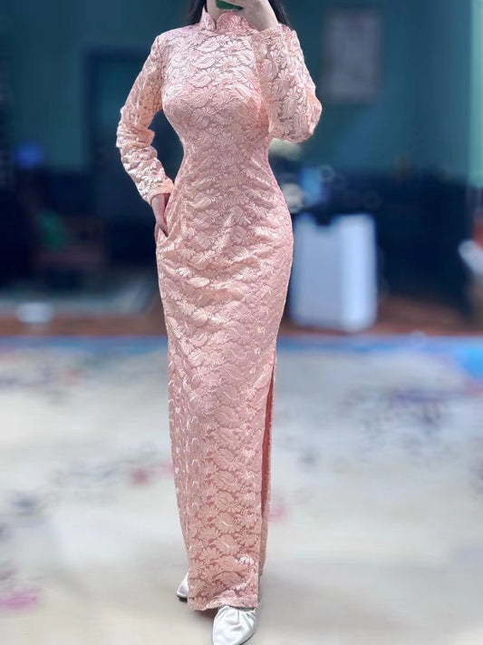 60年代 - 浪漫樱花粉 满幅蕾丝提花 挖胸长袖曳地剪裁 古董旗袍：【粉黛春华】| 1960s - Romantic Cherry Blossom Pink, Full Lace Jacquard, Scoop-Neck (or Keyhole Bust) , Long Sleeves, Floor-Length Cut Antique Qipao: [Pink Spring Glory]