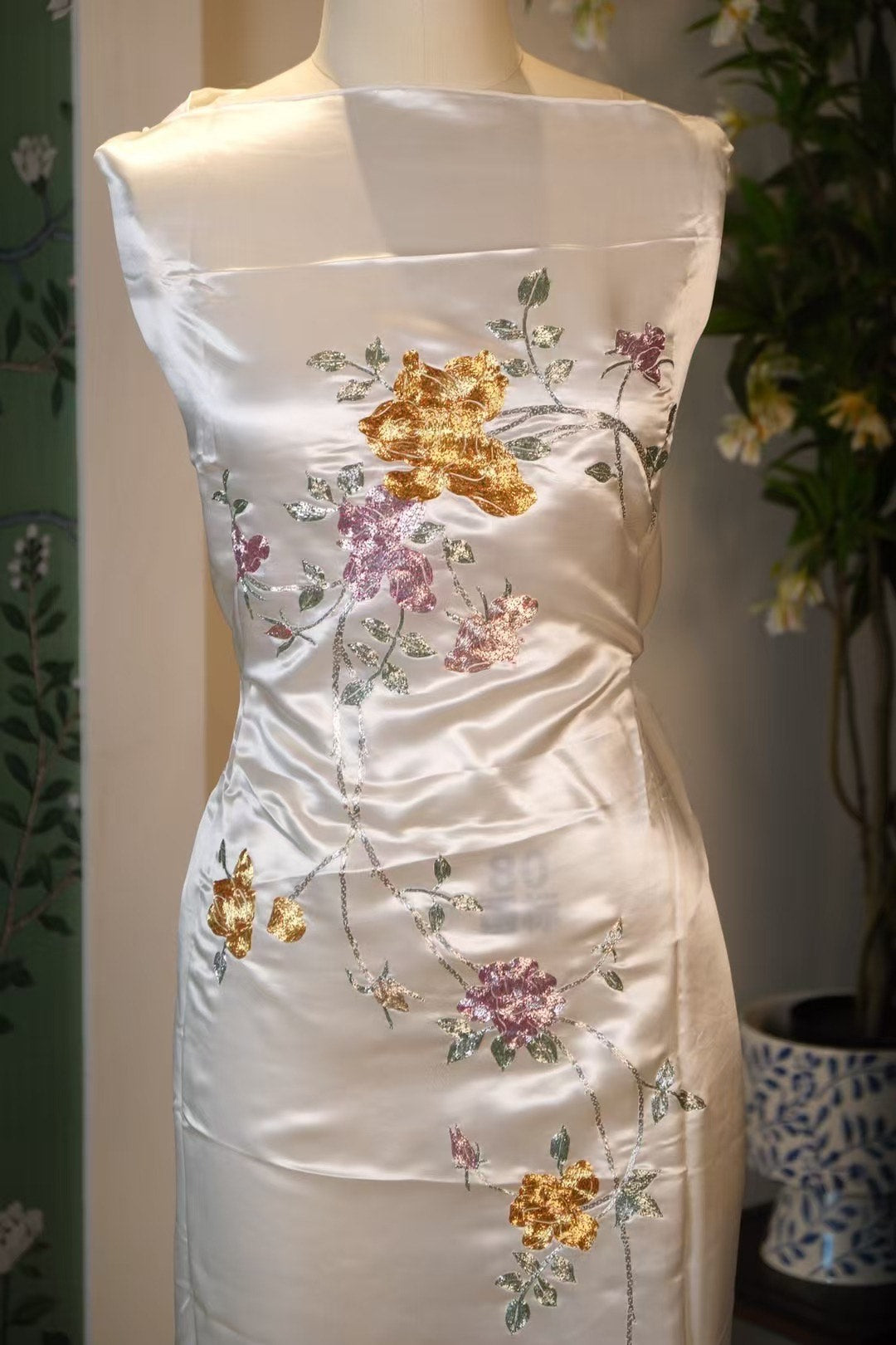 布料名 - 月光流纱·幻彩蝶恋花光感旗袍面料| Fabric Name - Moonlight Flowing Gauze · Iridescent Butterfly-Kisses-Flower Light-Sense Qipao Fabric