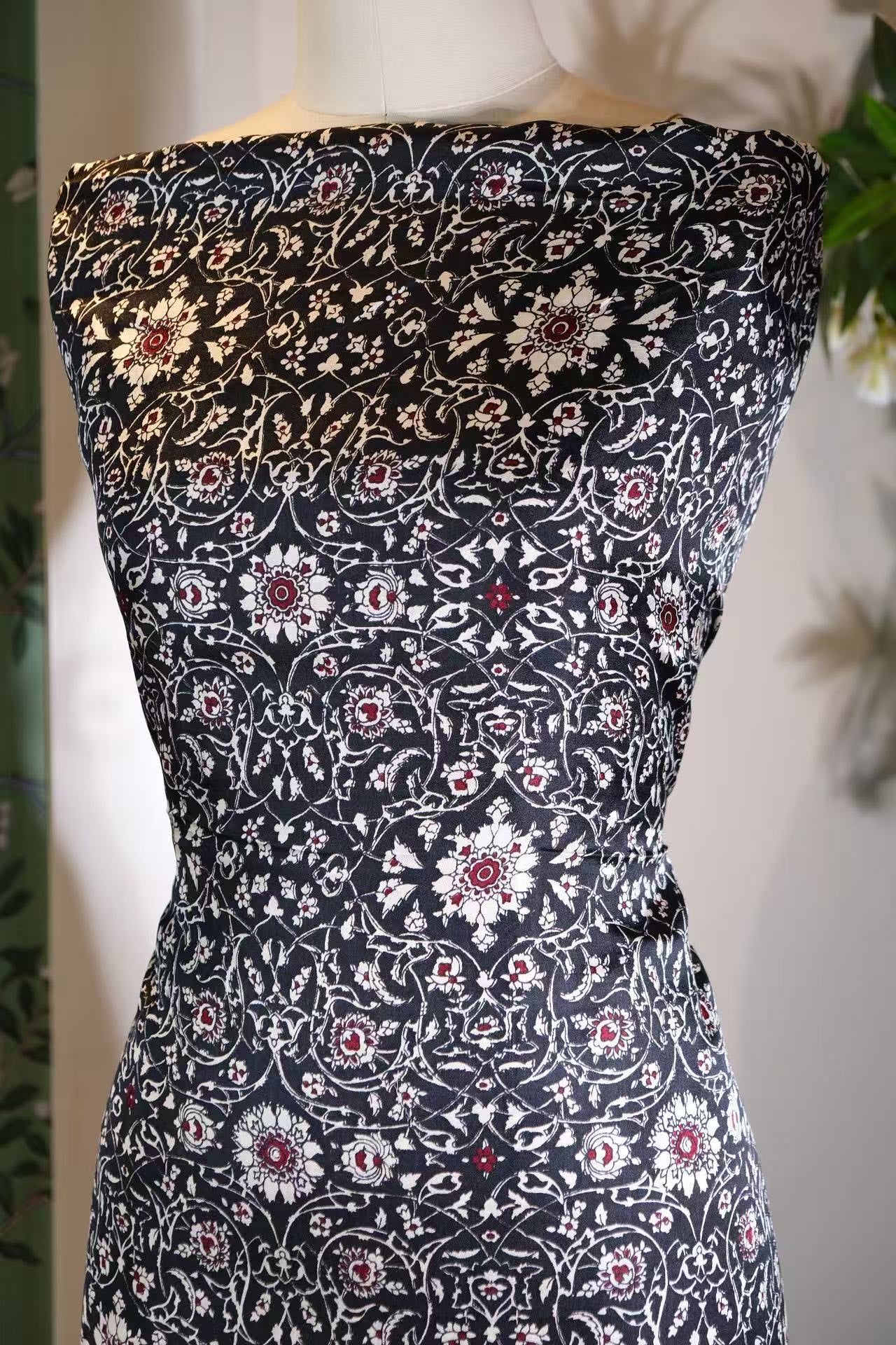 布料名 -《暗夜微光：从繁花古堡到青苔密林的真丝奇遇》| Fabric Name - Night Glimmer: A Silk Odyssey from Blossom Castles to Mossy Forest Depths