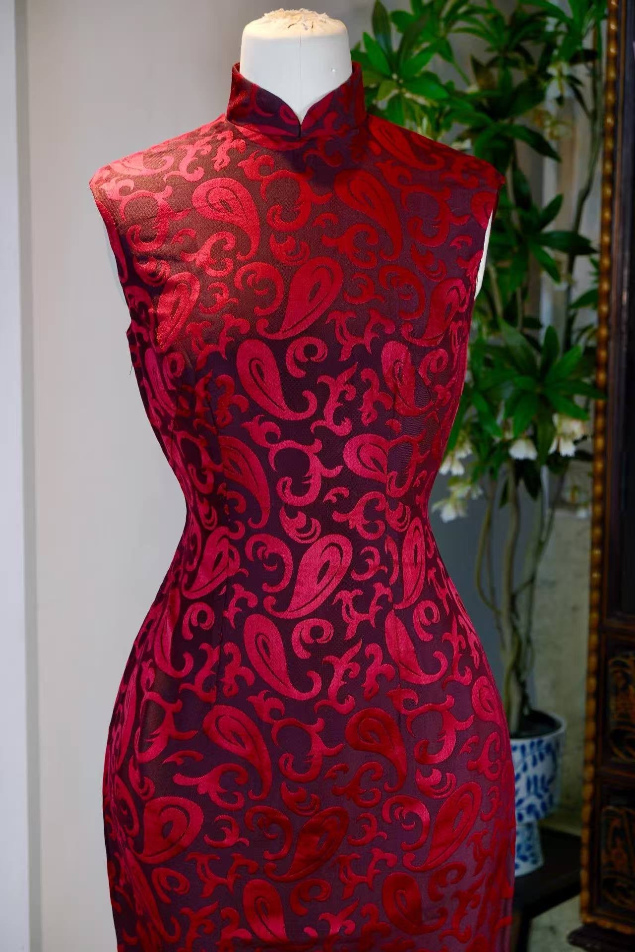 60年代 - 上世纪六十年代香江提花织锦旗袍 | 1960s - 1960s Hong Kong Jacquard Brocade Qipao: A Modern Symphony of Oriental Grace