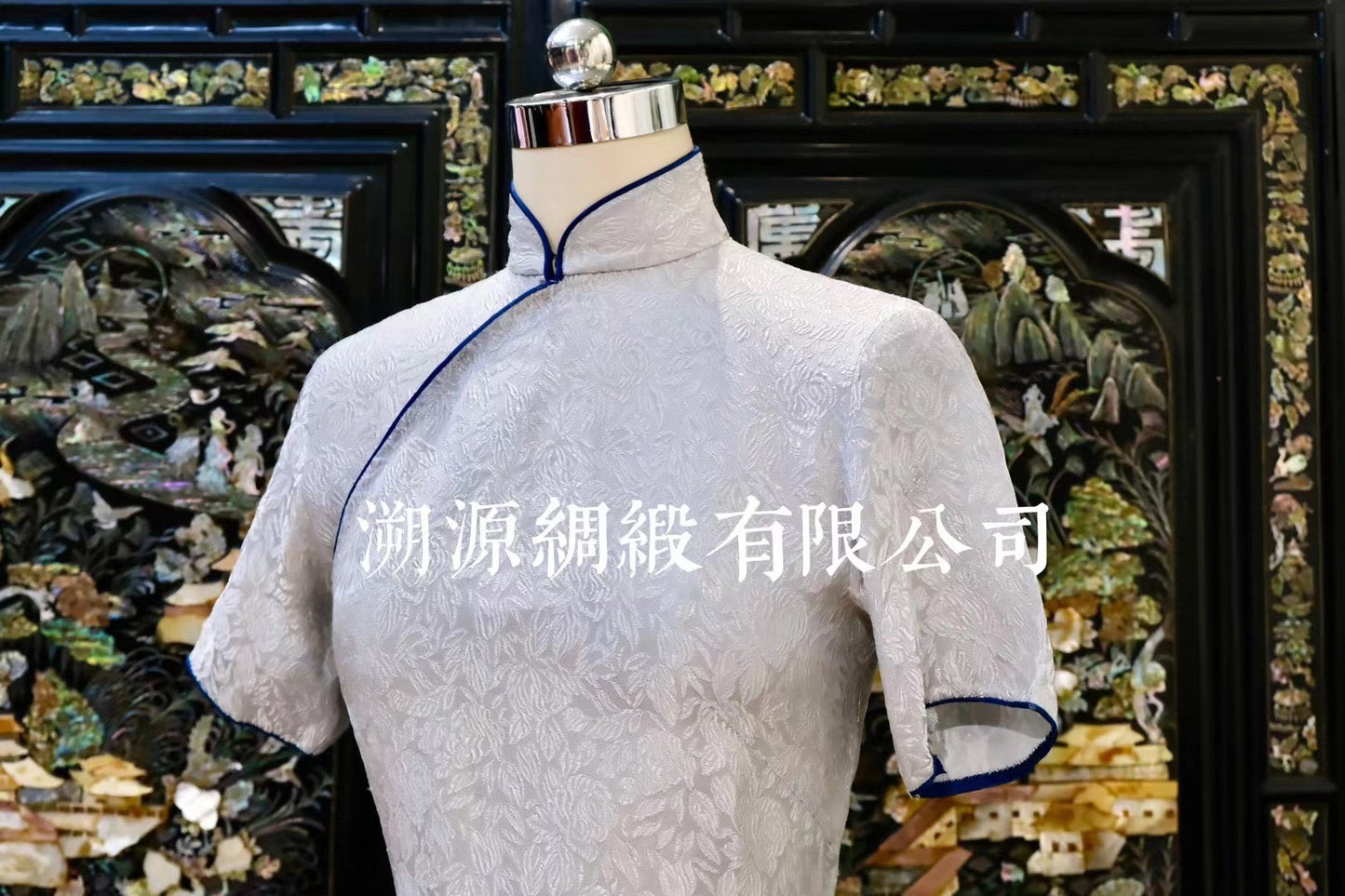 50年代 - 珍稀古董收藏：典雅米白色提花短袖修身旗袍（经典藏青滚边）|  1950s - Rare Antique Collection: Elegant Ivory Jacquard Short-Sleeve Fitted Qipao (Classic Navy Blue Piping)