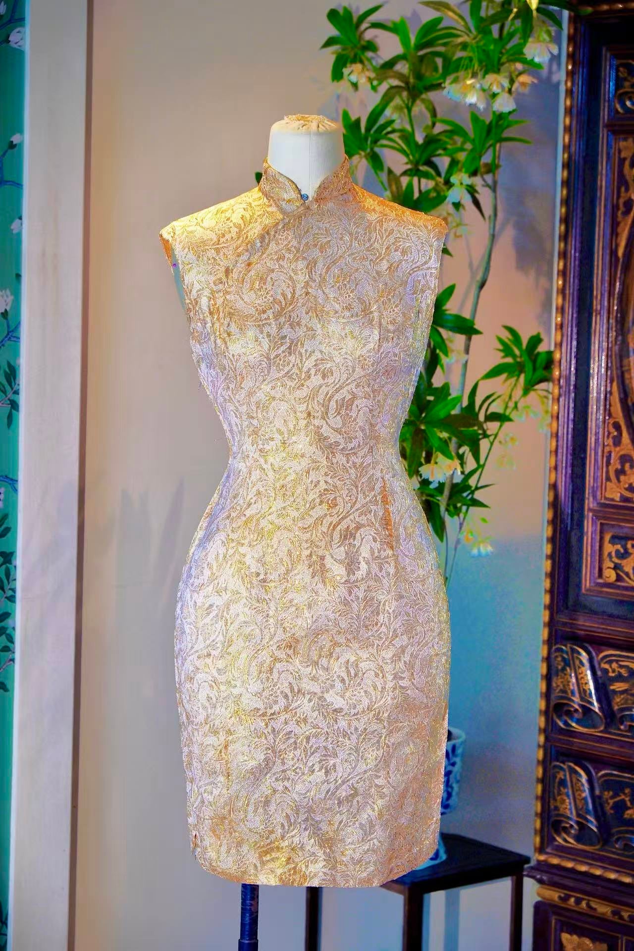 60年代 - 香江遗珍·米色织金提花浮雕缠枝莲古董旗袍 | 1960s - Hong Kong's Treasured Relic: Vintage Off-White Cheongsam with Gold Brocade Jacquard Relief Lotus