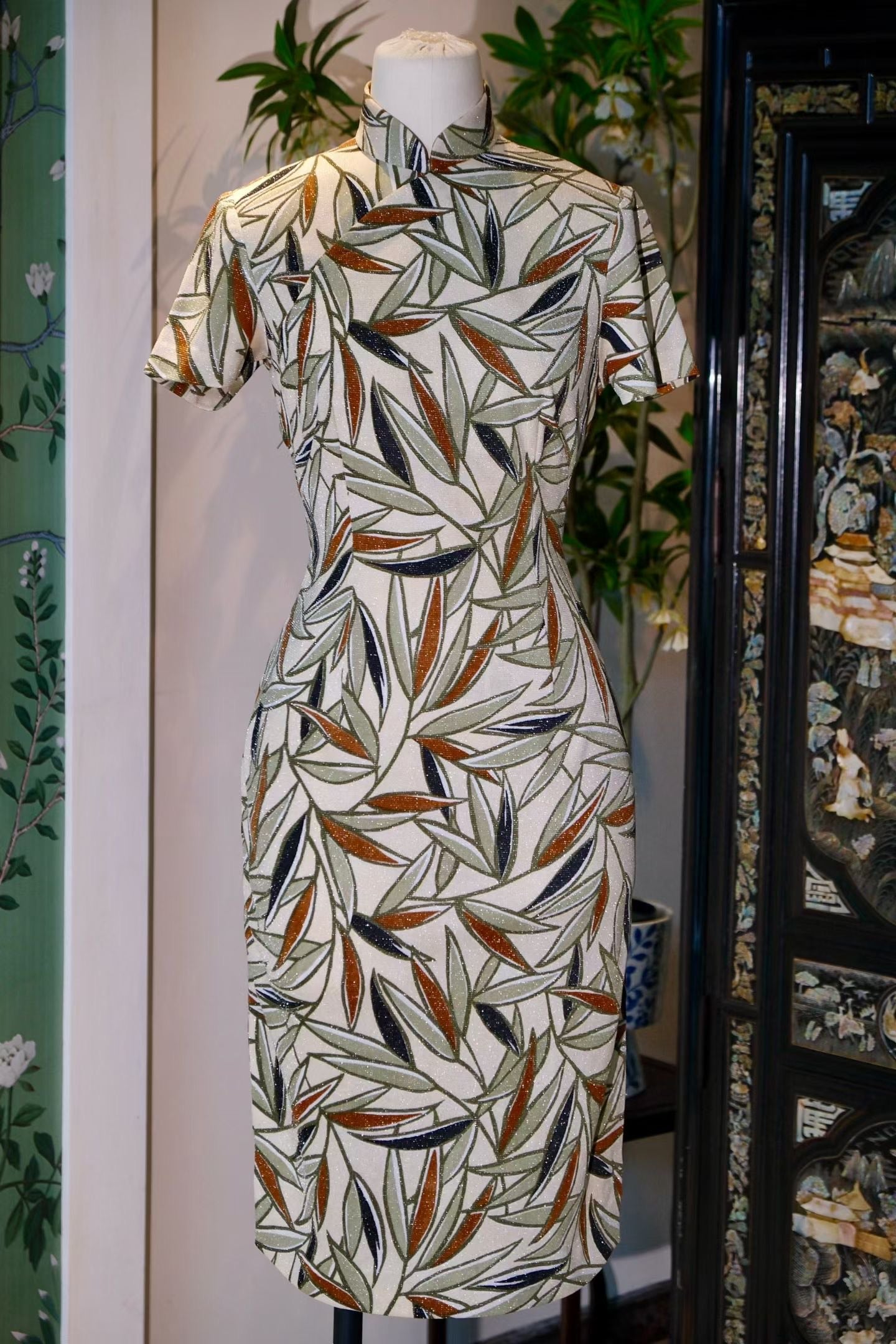 60年代 - 「潇湘竹韵」：六十年代织银三色竹纹古董港式旗袍 / 1960s - "Bamboo Rhyme of Xiaoxiang": A 1960s Hong Kong Vintage Qipao with Lurex-Woven Tri-Colour Bamboo Motif