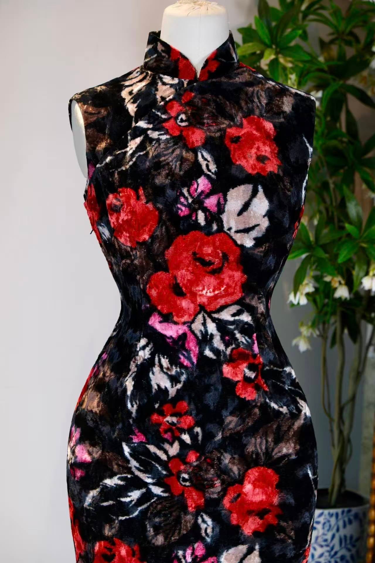 60年代 - 玫瑰金丝绒印花香港古董旗袍 | 1960s - a Vintage Hong Kong Rose-Print Gold Velvet Cheongsam