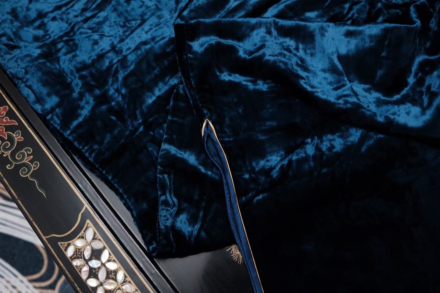 30年代:【藏青遗珍・复古华光】皇家蓝真丝天鹅绒寿字纹硬花扣复刻民国古董短旗袍 | 1930s: 【Midnight Blue Heritage・Retro Splendor】Royal Blue Silk Velvet "Shou" Knot Frog Buttons Replica of Republican Era Antique Short Qipao