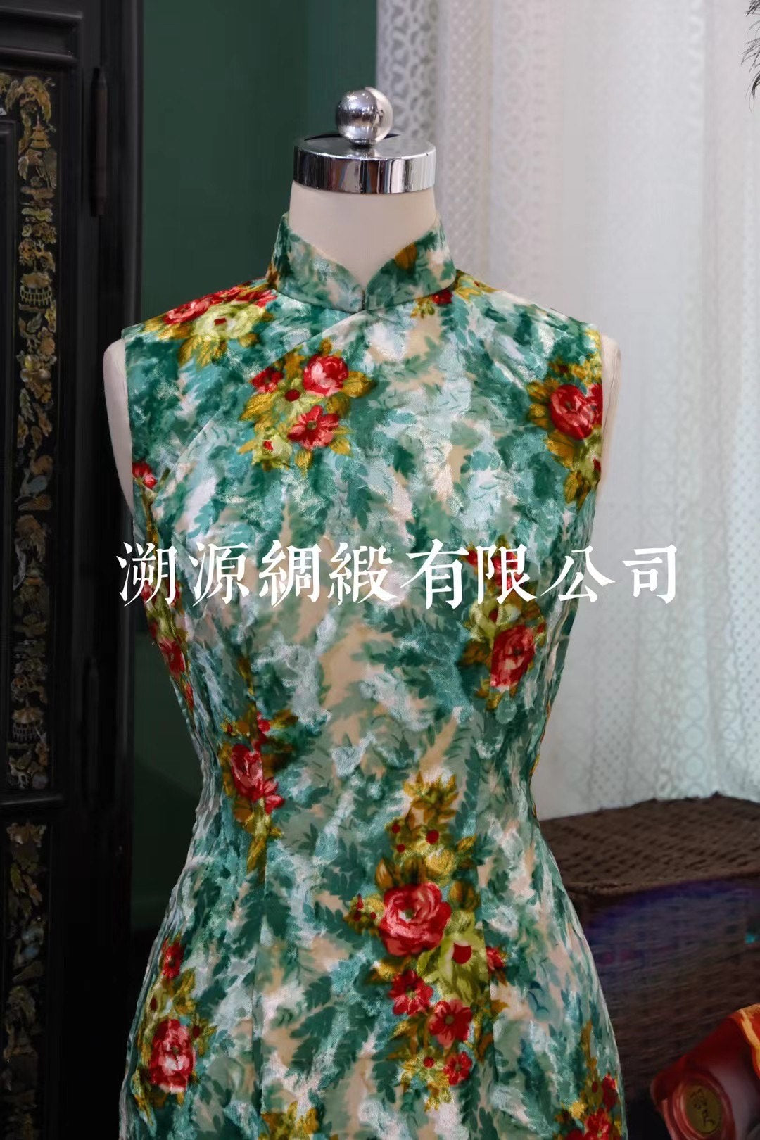 60年代 - 摩登珍藏：花样年华春风玉露翠绿红花烧花丝绒无袖港式旗袍 | 1960s - Mod Collection: Velvet Burnout Floral Sleeveless Qipao (Teal Green, Red & Gold)