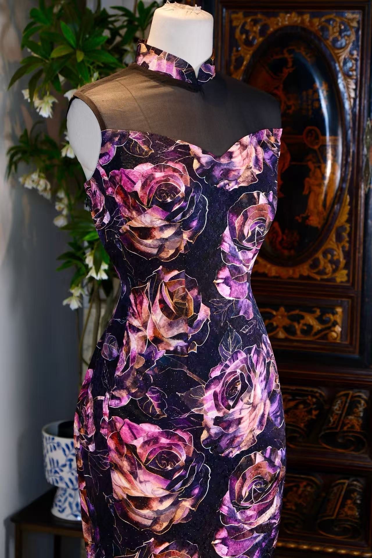 客订结缘 -《瑰影星尘》——真丝写意玫瑰拼接薄纱镂空定制旗袍 | Customized Design - "Rose Shadow & Stardust" —— A Couture Silk Qipao Featuring Impressionist Rose Prints and Illusory Sheer Paneling